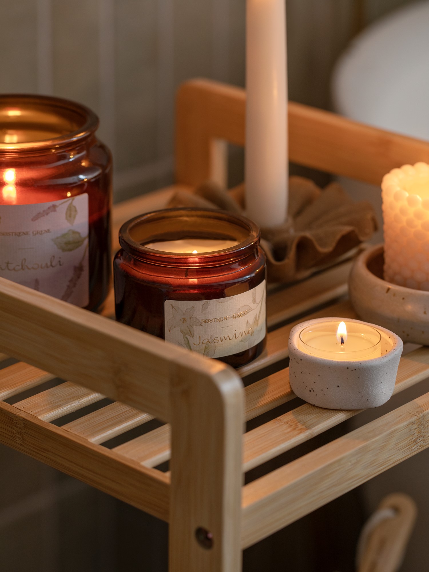 Scented candle Jasmine Rapeseed wax/scent/glass/bamboo. 30 hours.