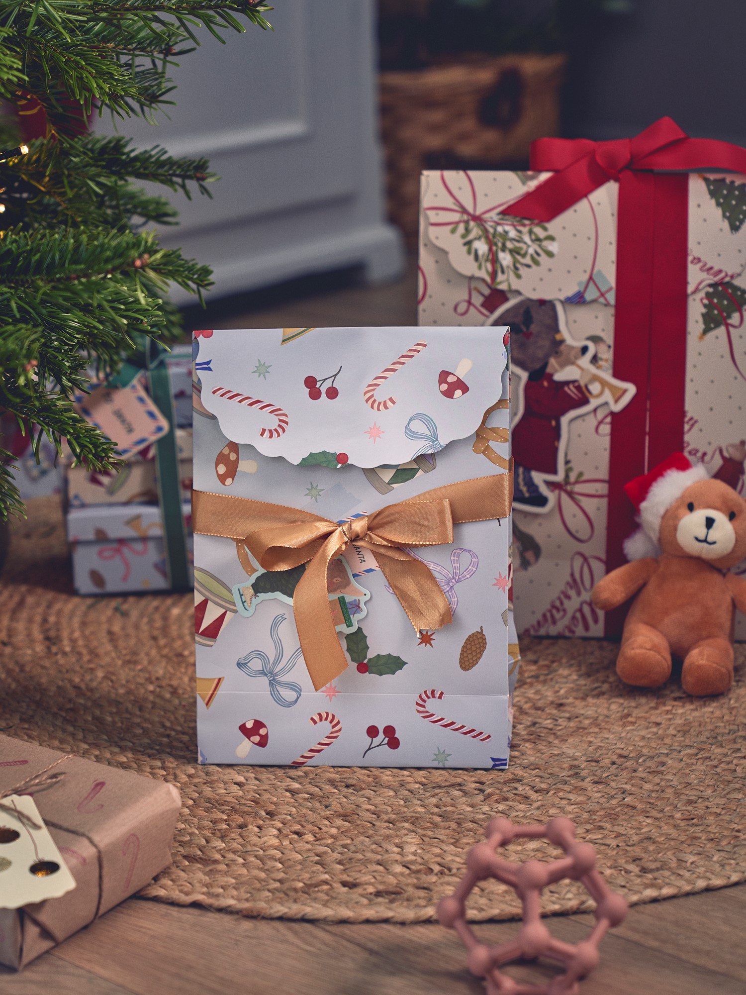 Envelope gift bag Paper. 26.5 x 19 x 9 cm.