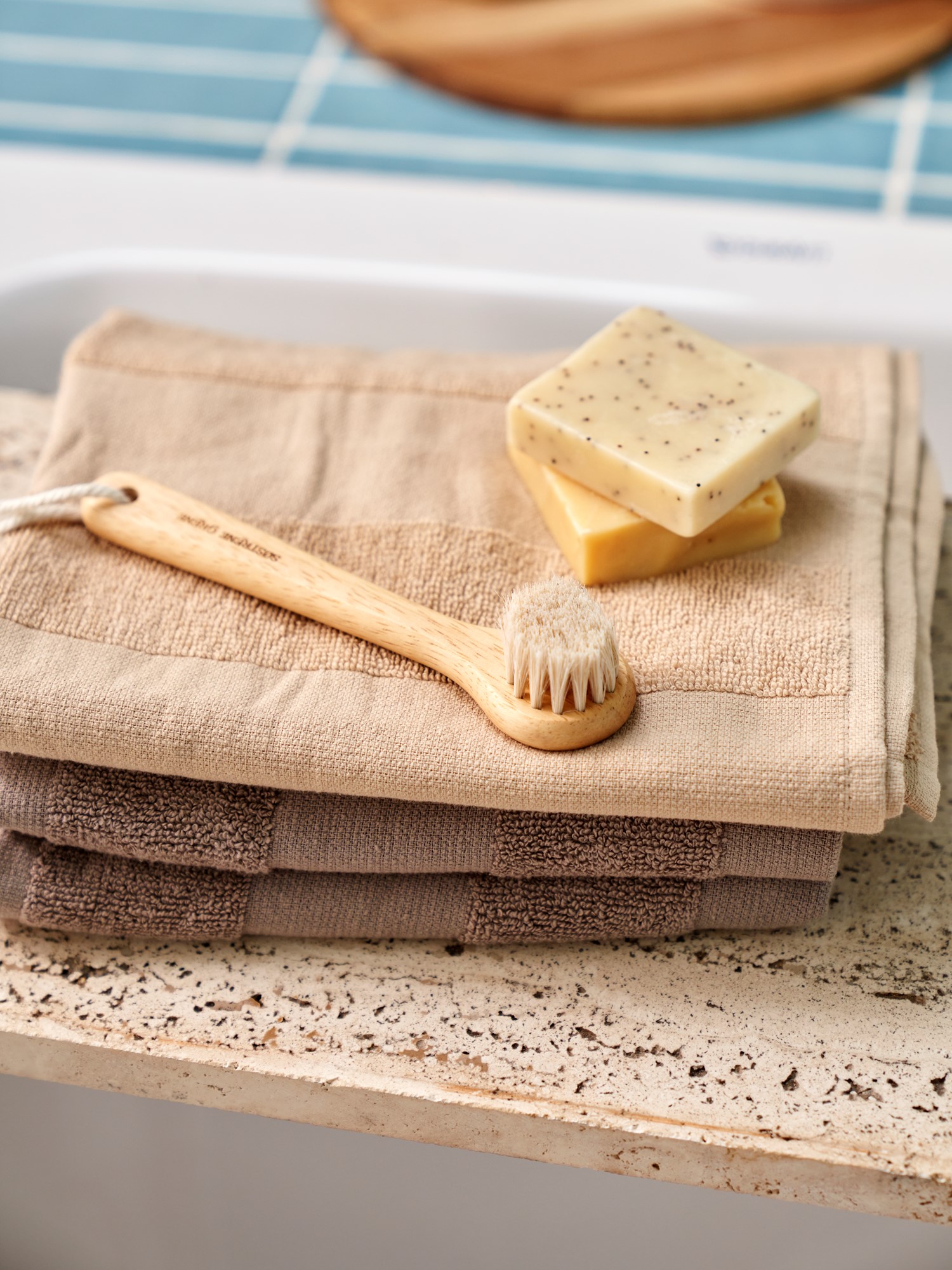 Face brush Rubber wood/horse hair. 18 x 3.9 cm.