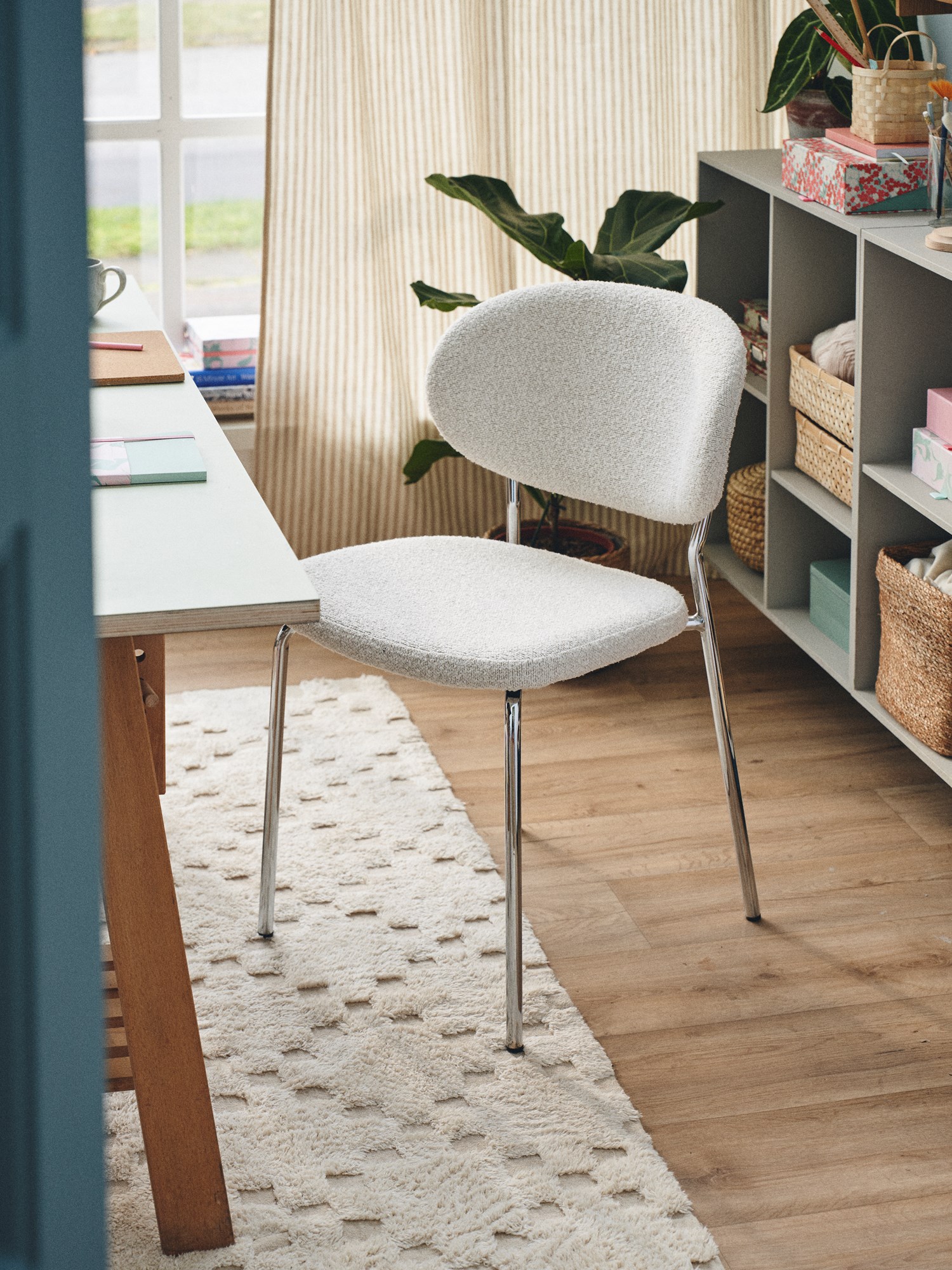 Chair with bouclé fabric 47 x 43.5 x 87.5 cm.