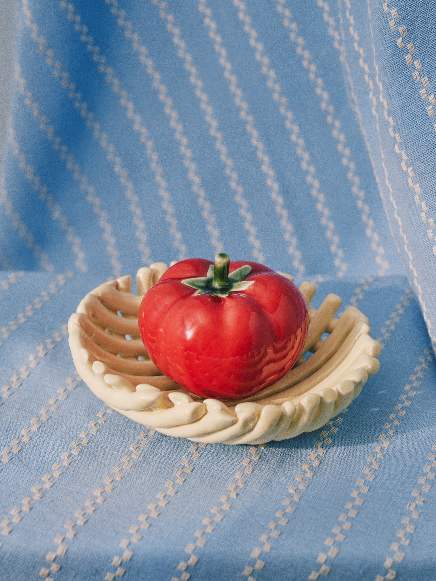 Decorative tomato Porcelain. 8 x 8 x 6.6 cm.