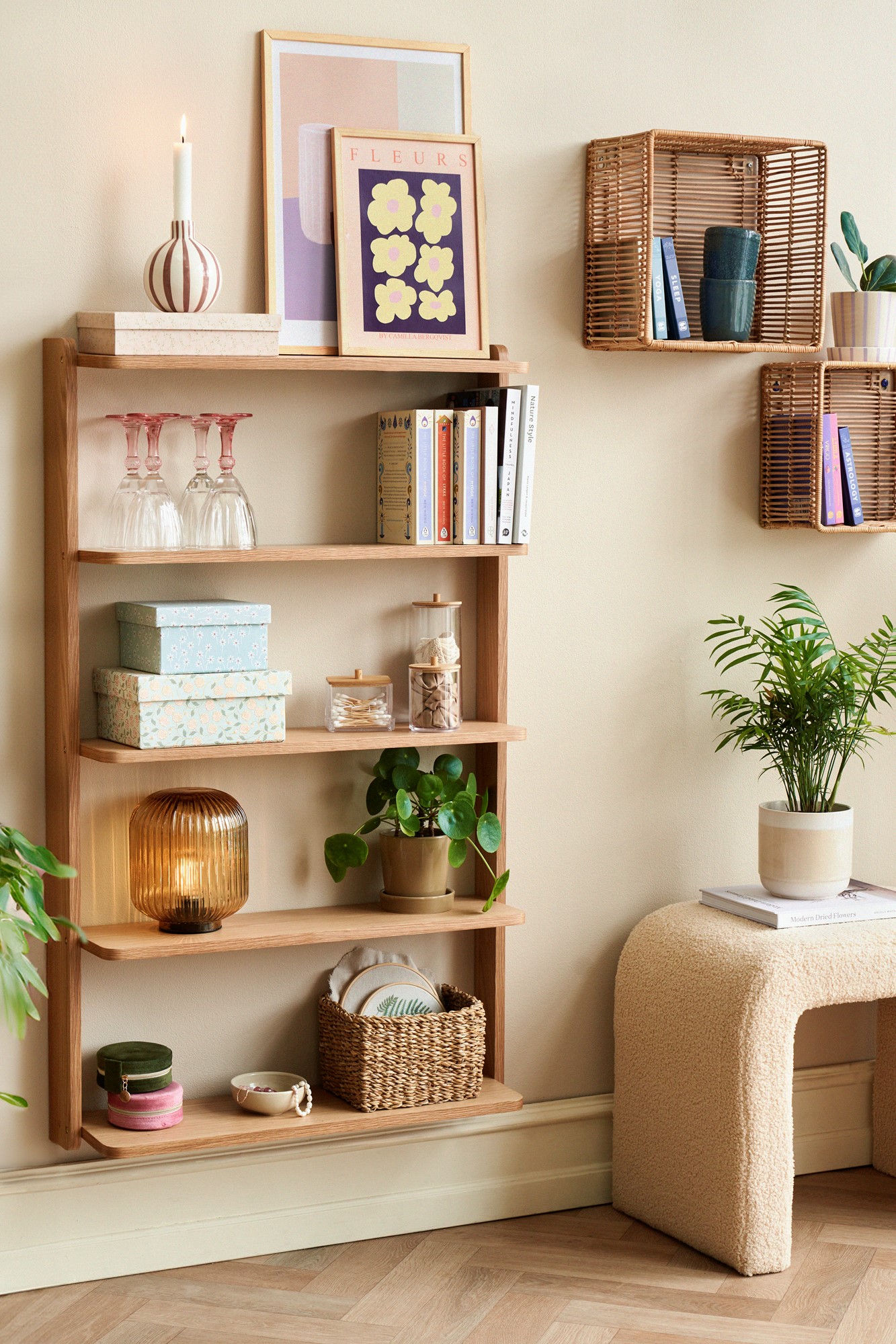 Tiered wall shelf MDF/solid oak/oak veneer. 65 x 108 x 17 cm.