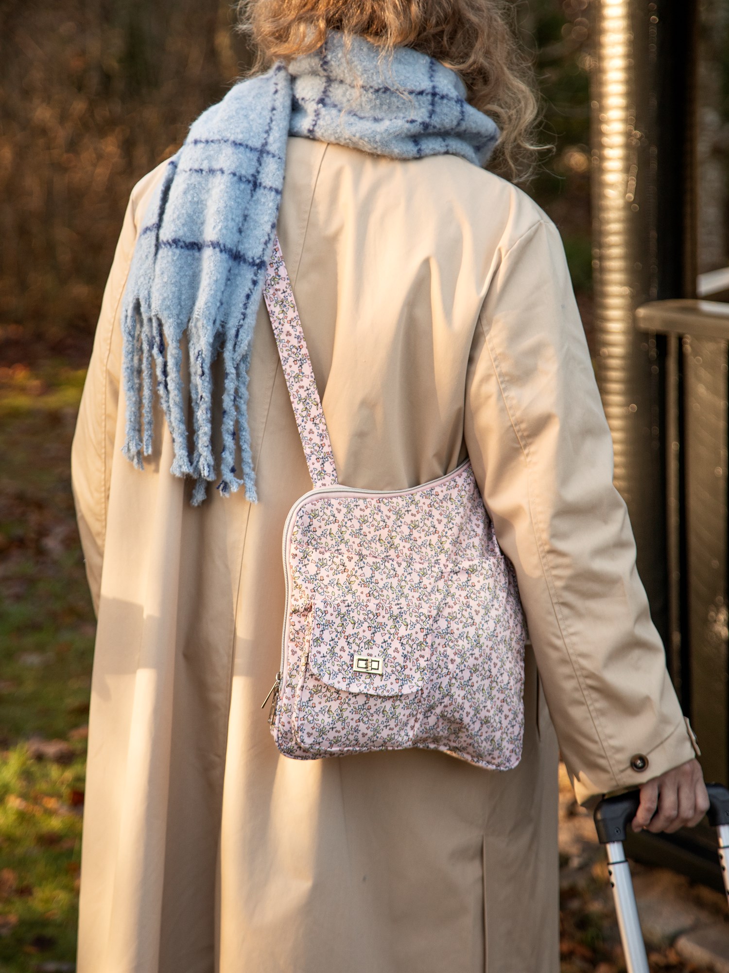 Crossbody bag 30.5 x 30.5 x 11 cm.