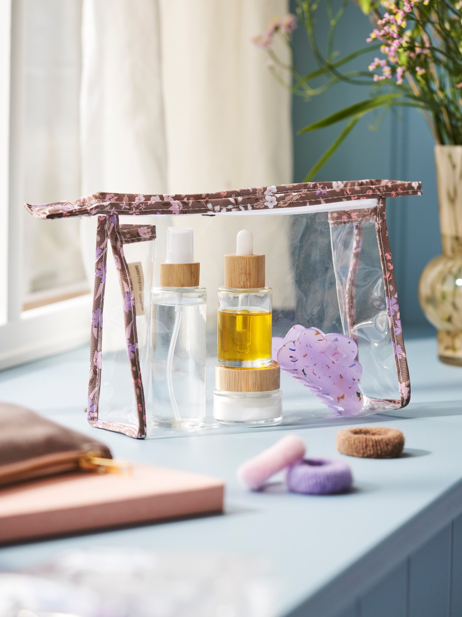 Toiletry bag Nylon/EVA. 22 x 6 x 16 cm.