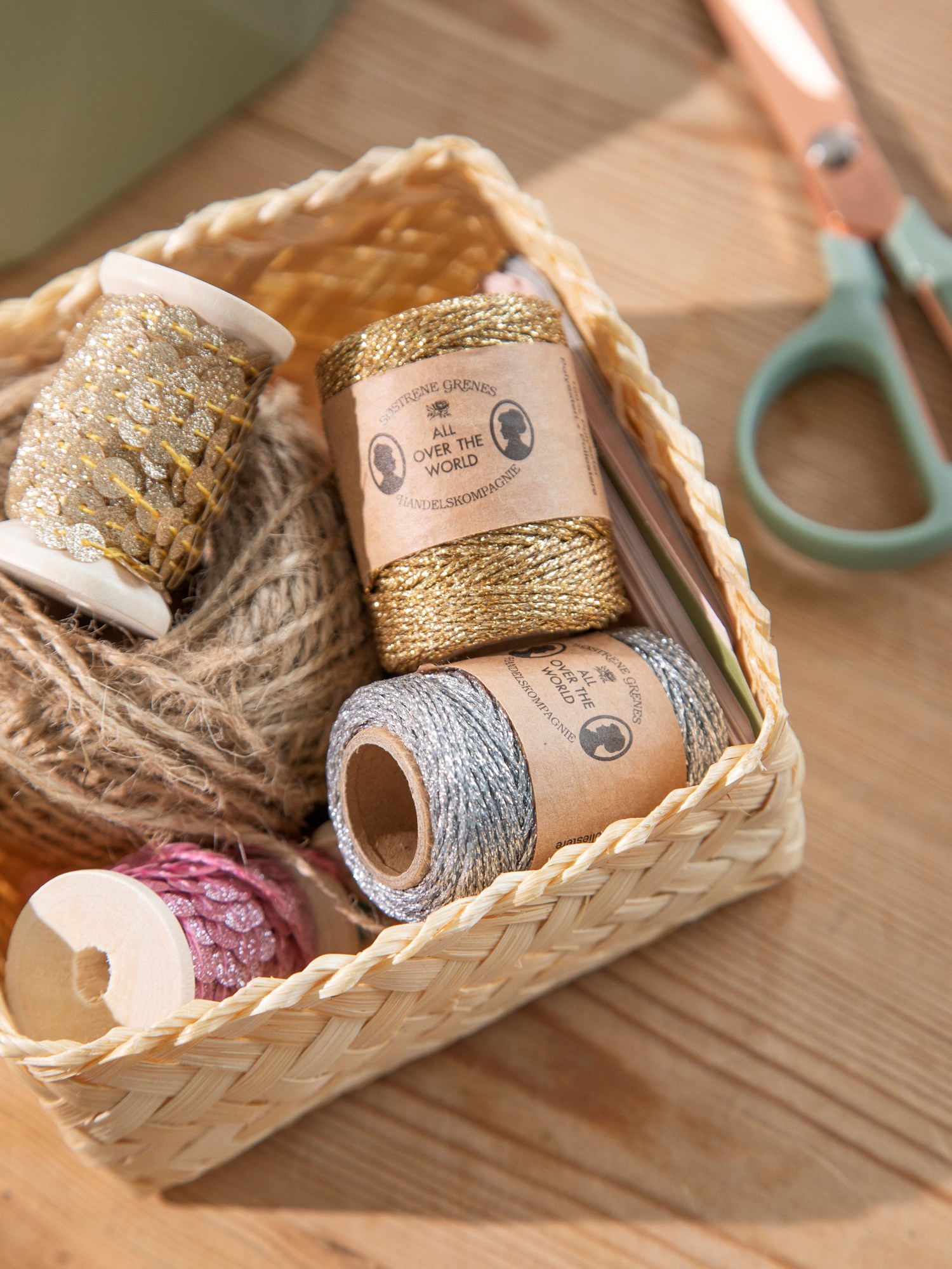 Metallic thread Polyester. 2 mm x 27 m.