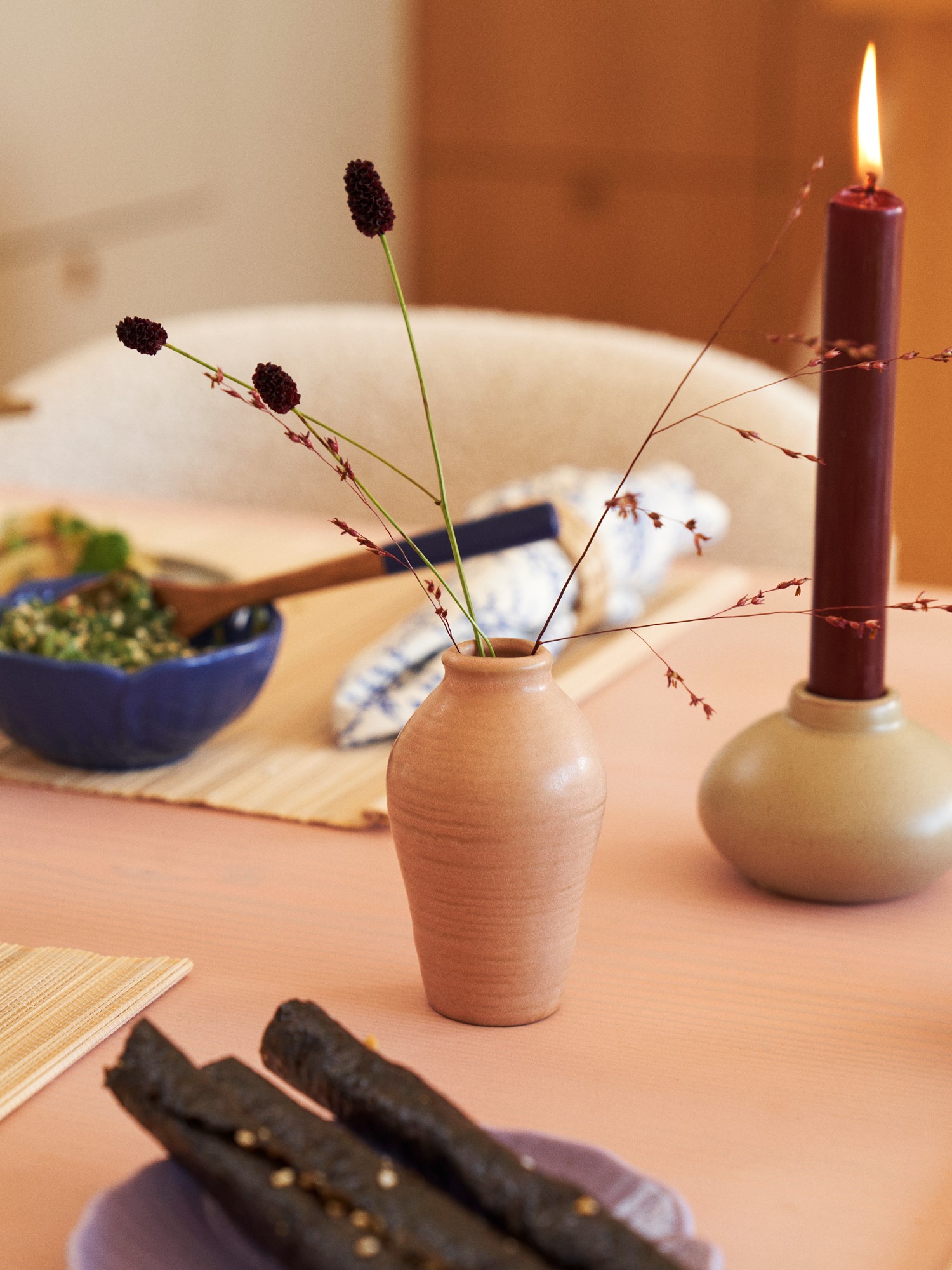 Vase Porcelain. Ø5.5 x 9.6 cm.