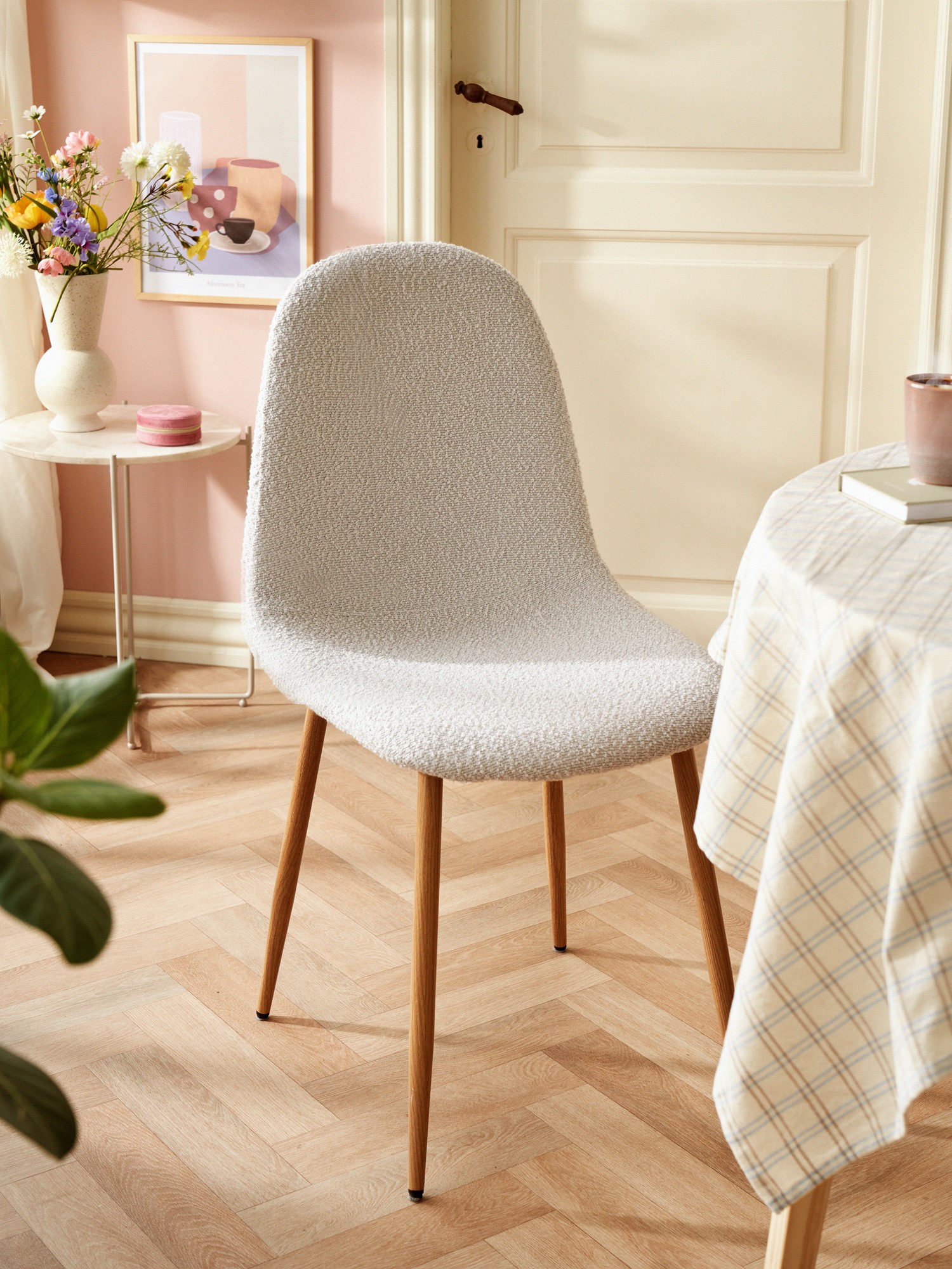 Bouclé chair 52.5 x 44.5 x 89 cm.