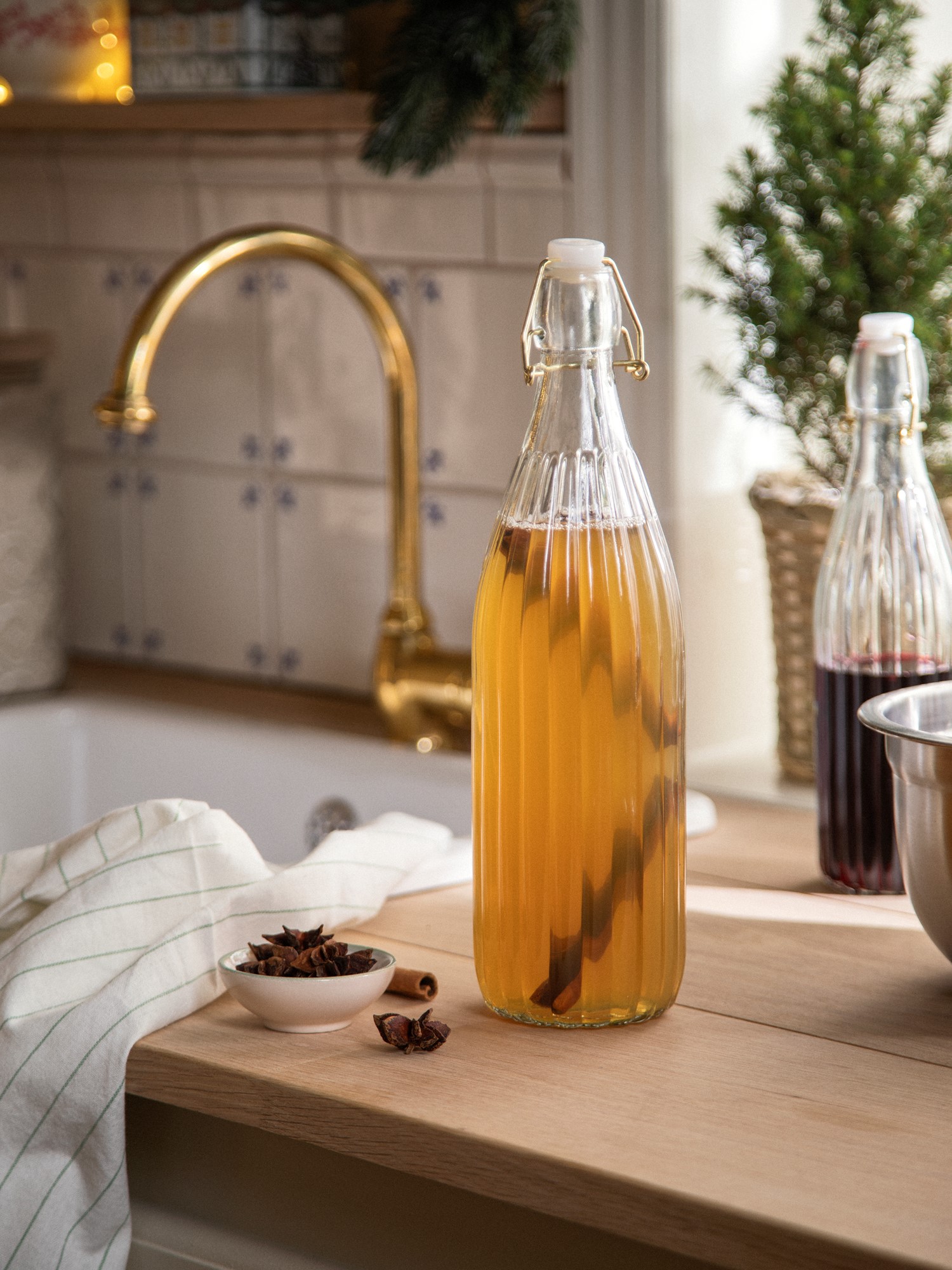 Bottle with stopper 1000 ml Glass. 8 x 31.5 cm. 1000 ml.