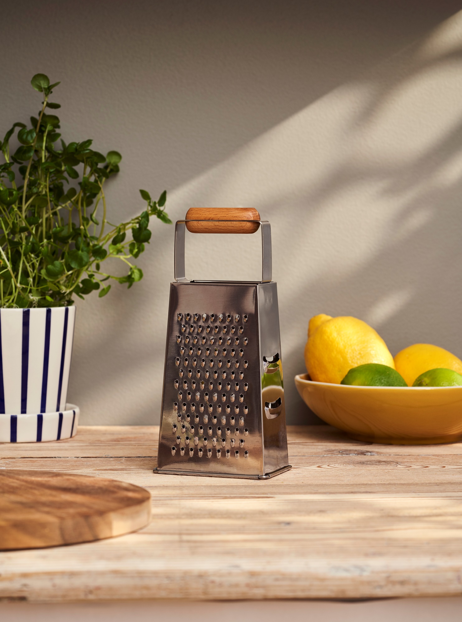 Grater Stainless steel/birch wood. 8.7 x 6.4 x 17.5 cm.