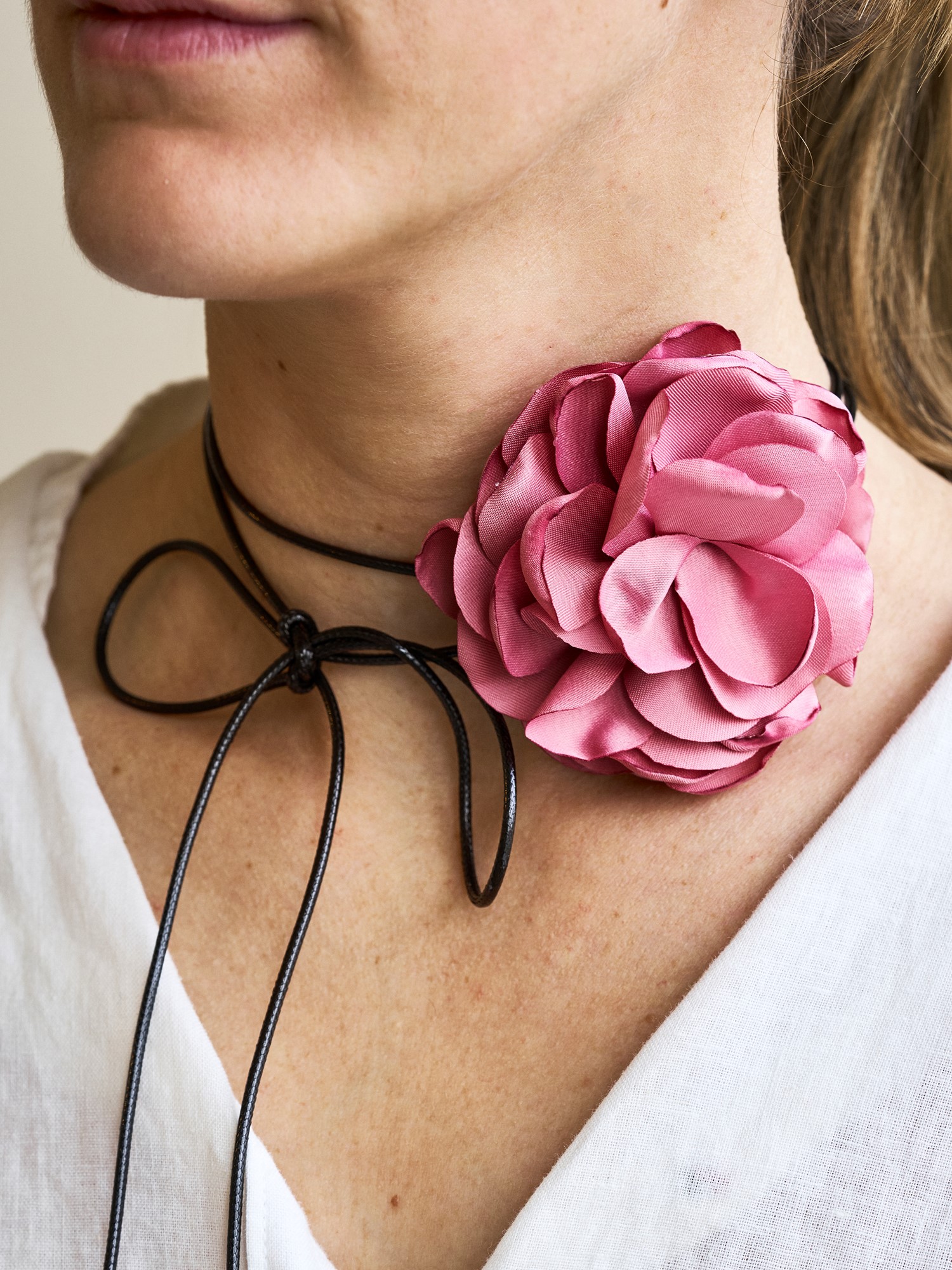 Rose necklace Polyester.