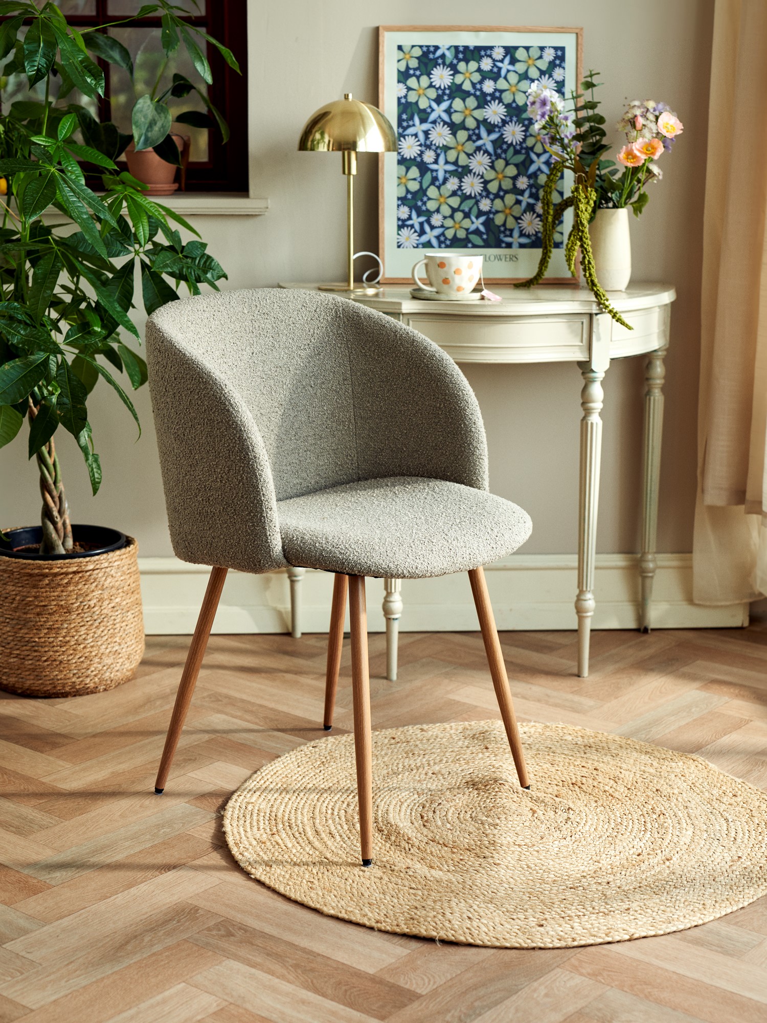 Chair with bouclé fabric 81 x 56.5 x 54 cm.