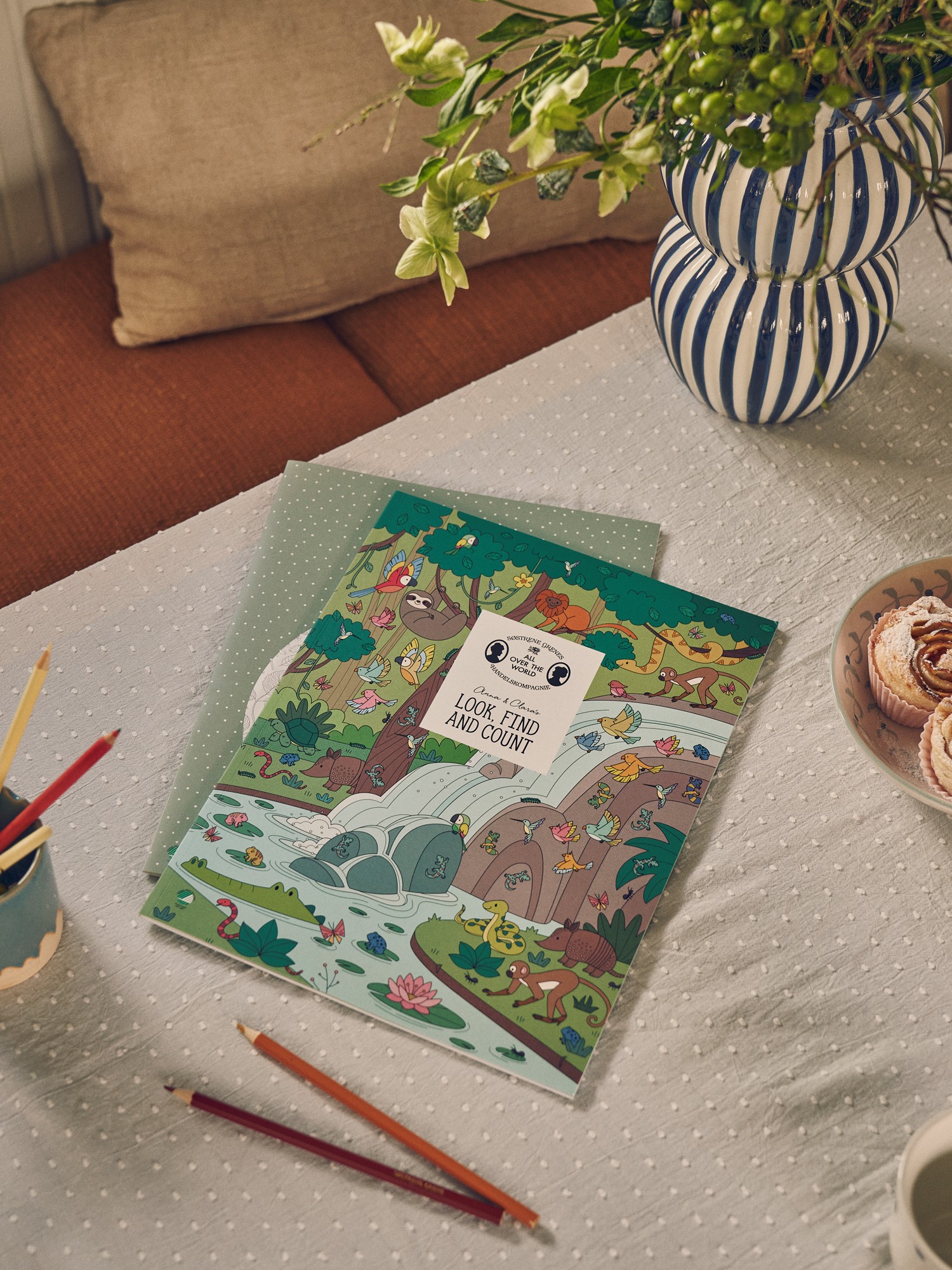 Look, Find and Count book Paper. 24 x 32 cm. 32 pages.