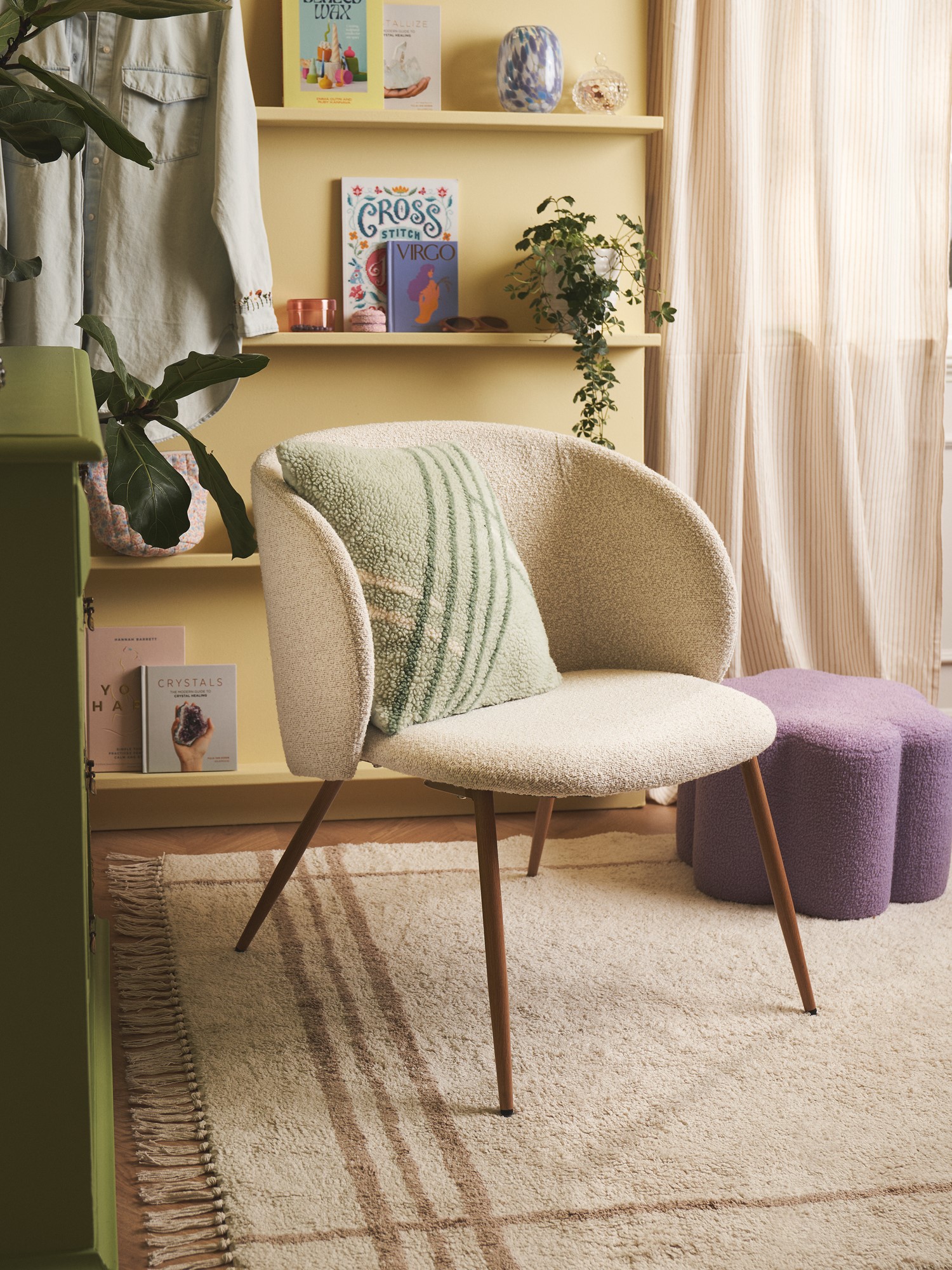 Bouclé lounge chair Iron/polyester/polyurethane. 67 x 43,5 x 78 cm.