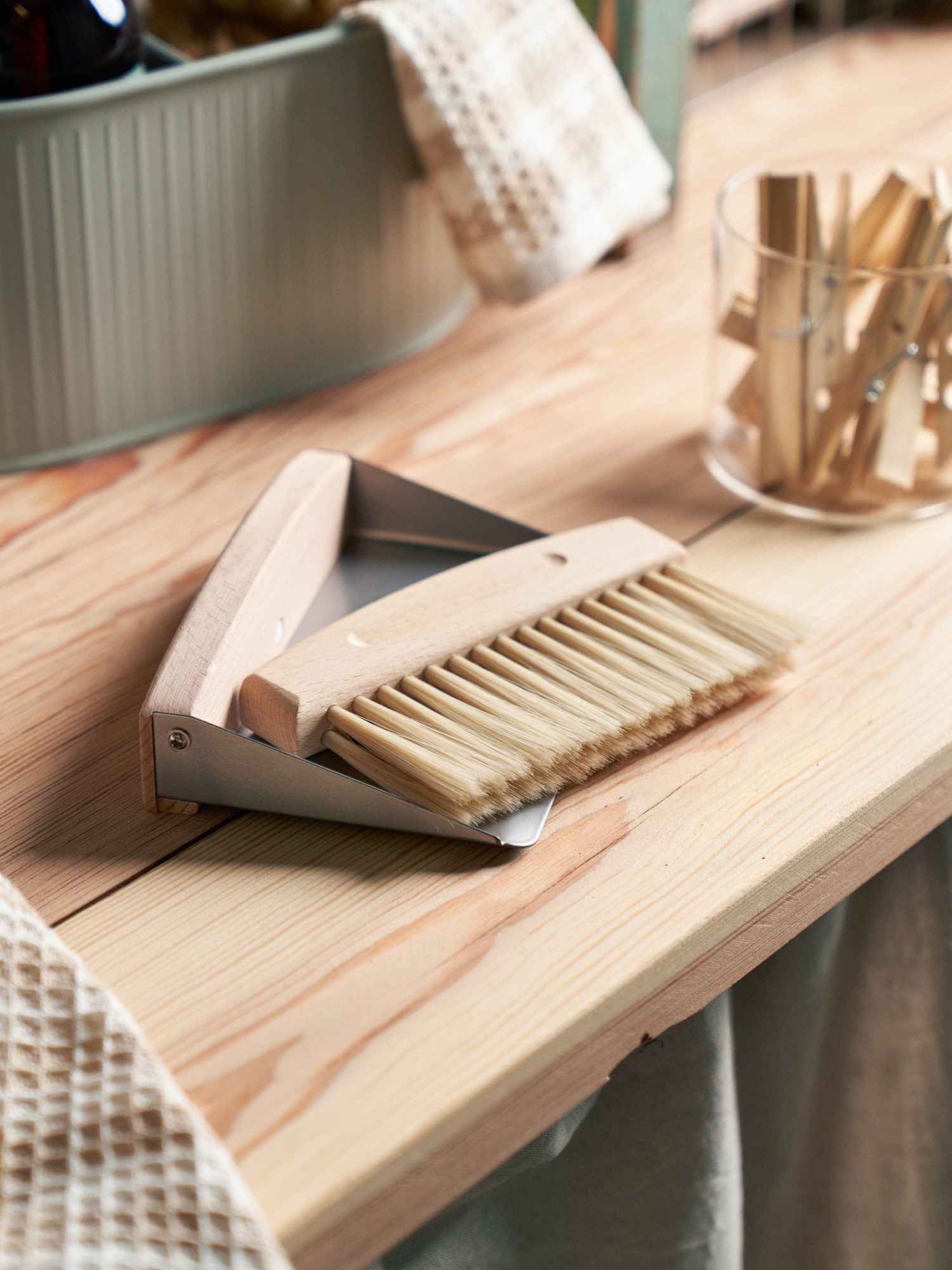 Table dustpan and broom Metal/plastic/beech wood.