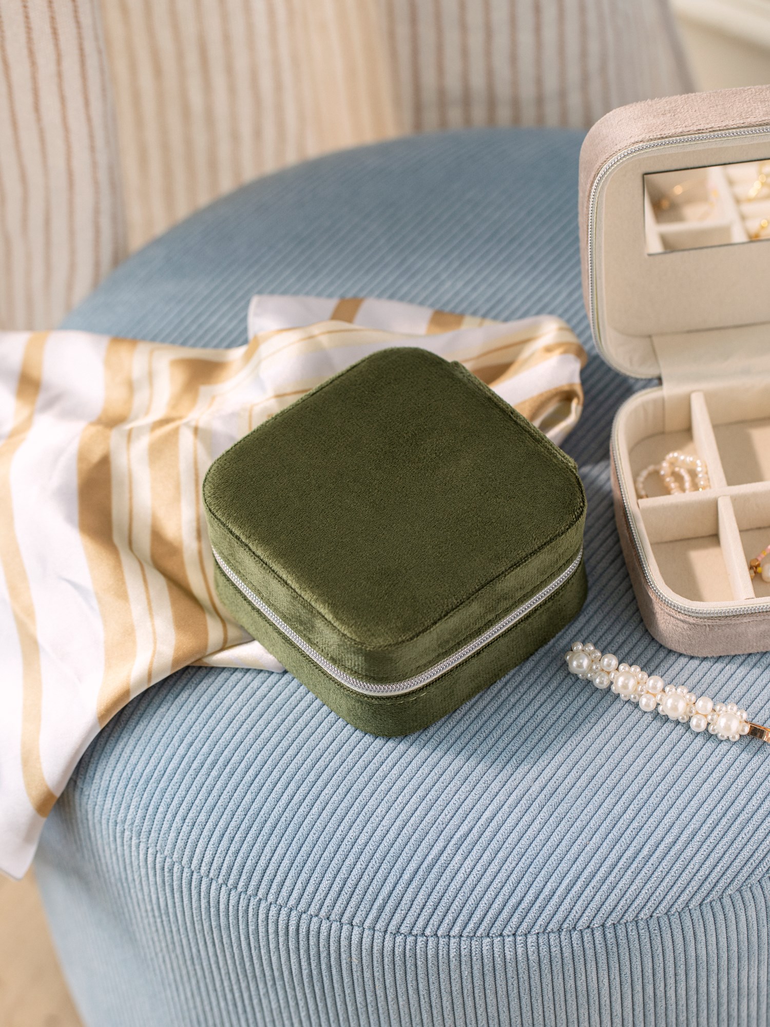 Jewellery box 10.5 x 10.5 x 5.5 cm.