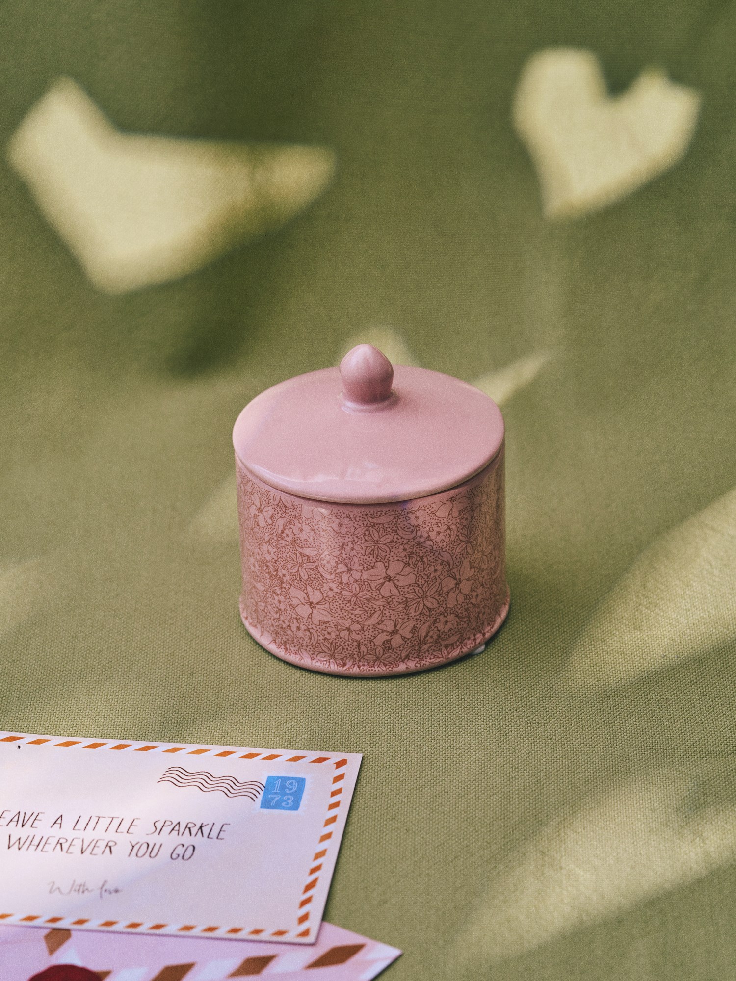 Decorative jar with lid Stoneware. Ø9.3 x 10.2 cm.