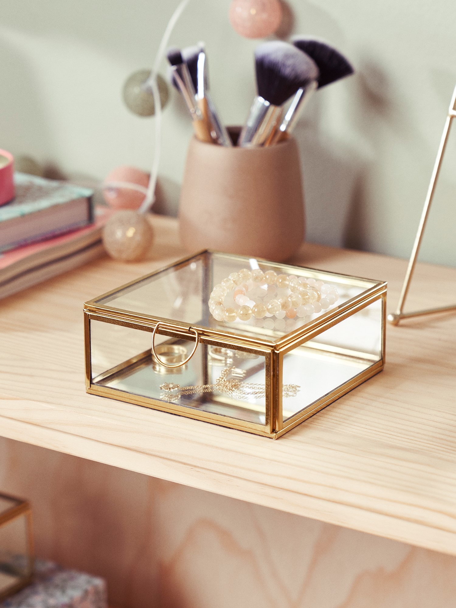 Jewellery box Glass/brass. 12.5 x 12.5 x 5 cm.