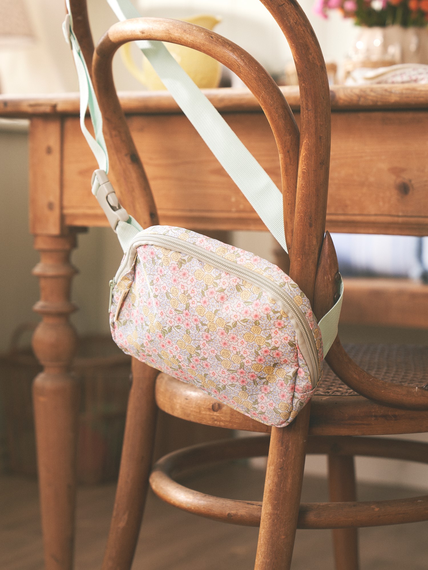 Bumbag 20 x 15 x 5.5 cm.