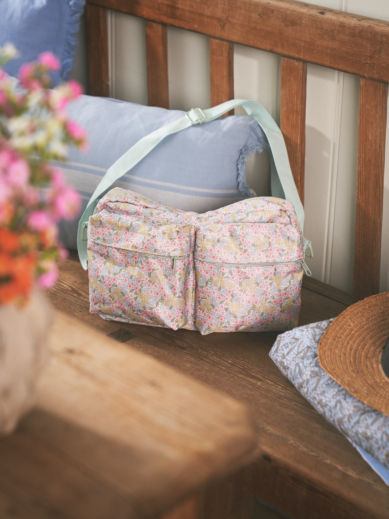 Crossbody bag 29 x 21 x 7.5 cm.