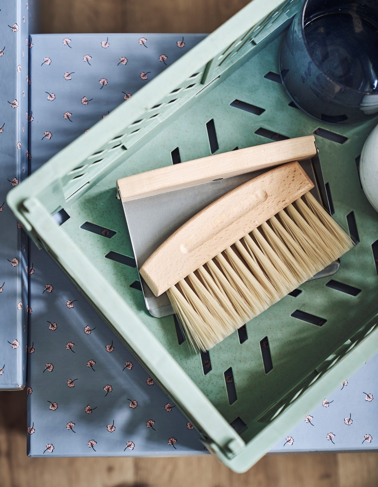 Table dustpan and broom Metal/plastic/beech wood.