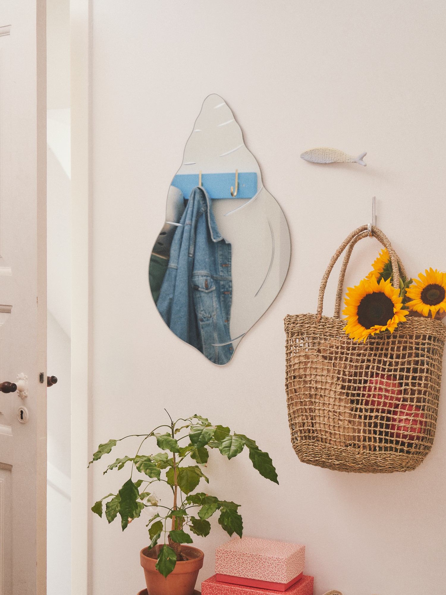 Mirror 69.3 x 41.1 cm.