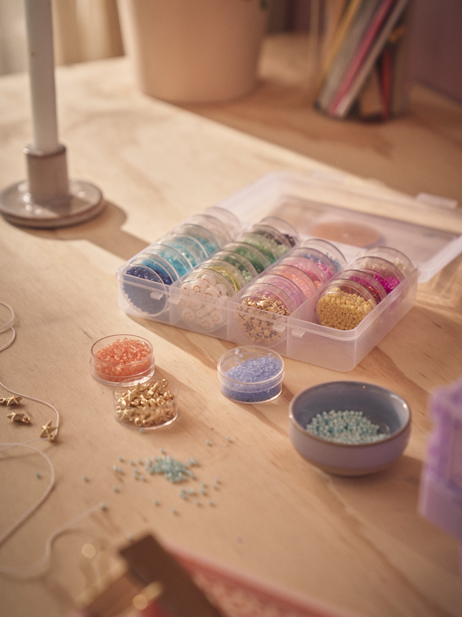 Assorted beads 22 colours. 3 x 1 m elastic string. 3 charms.