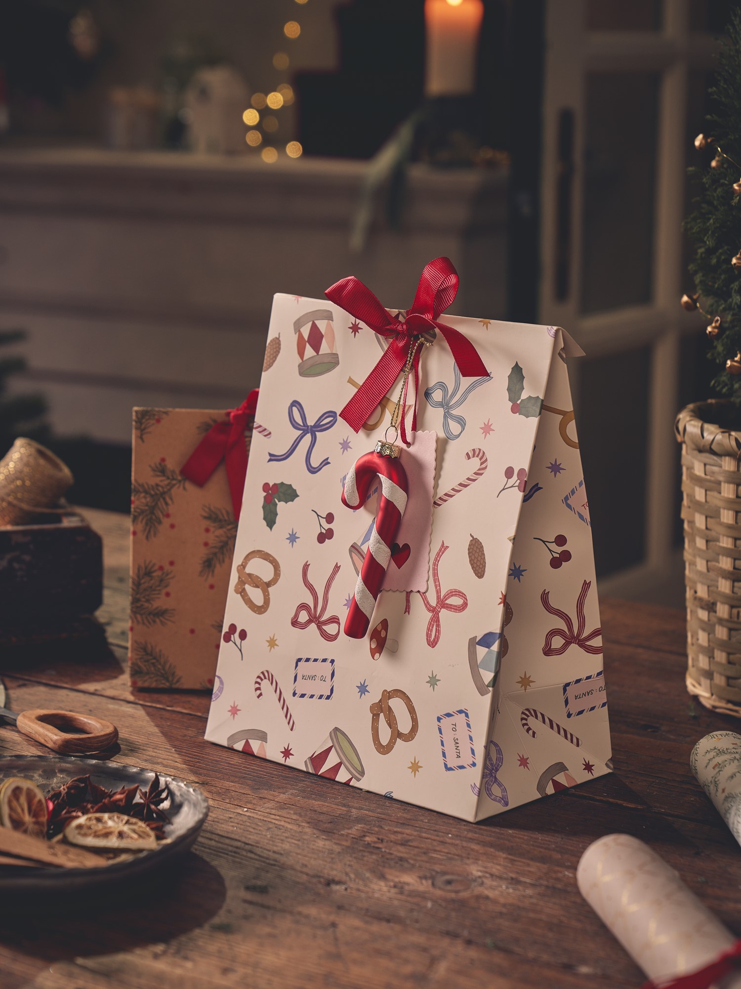 Envelope gift bag Paper. 19 x 24 x 11 cm.