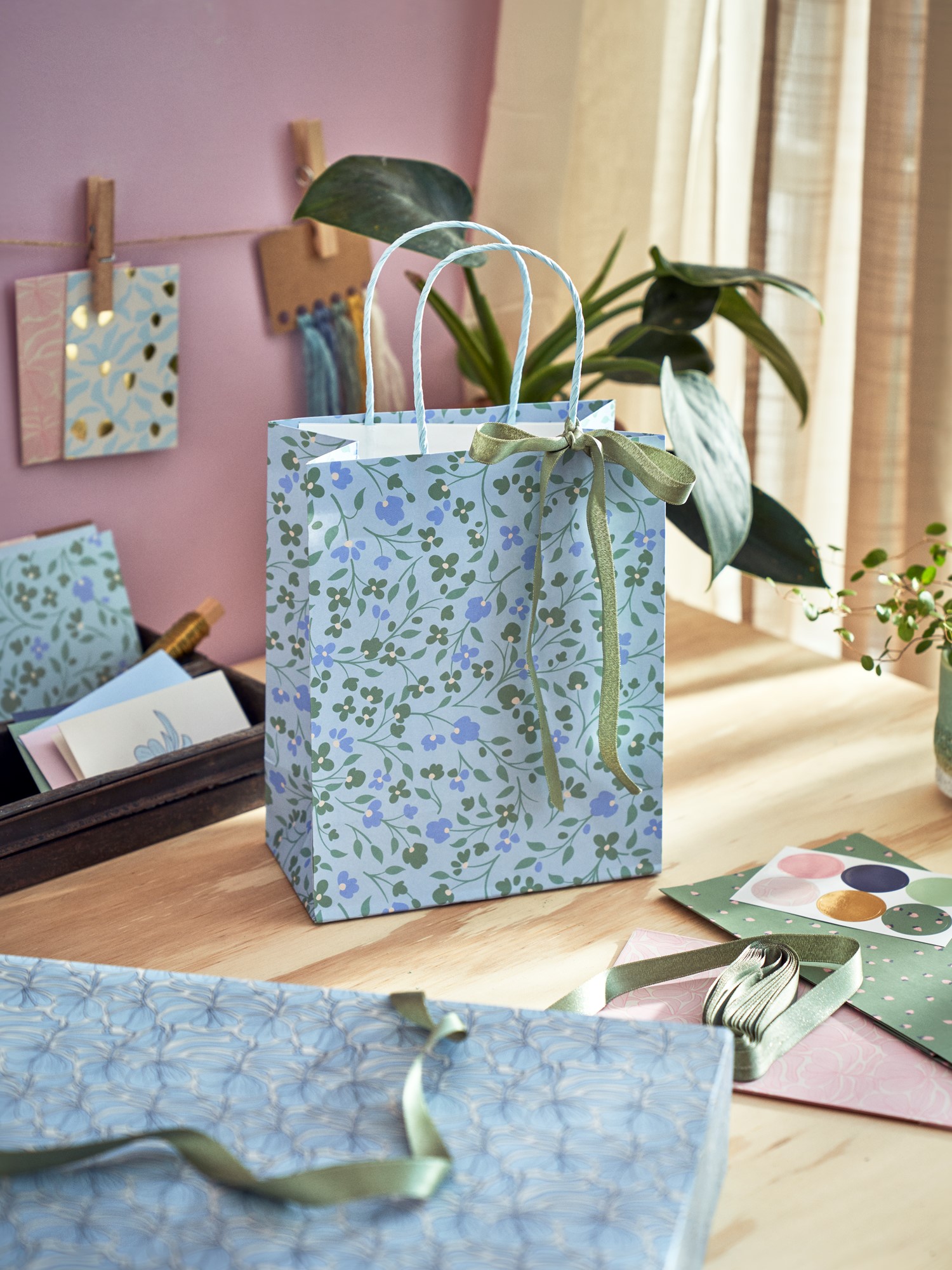 Gift bag Paper. 18 x 10 x 22.7 cm.