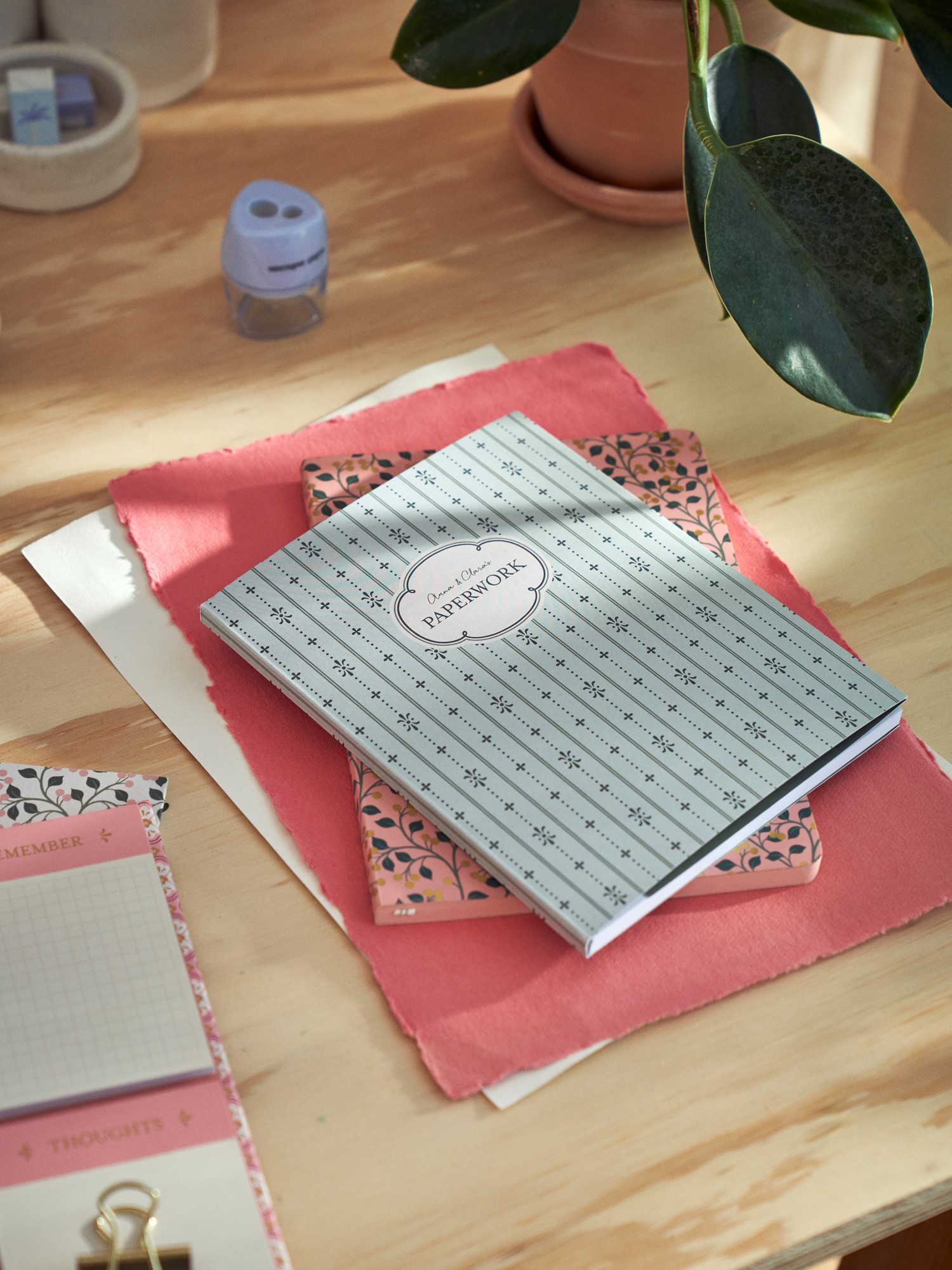 Notebook 15 x 19 Paper. Softcover. 15 x 19 cm. 112 pages.