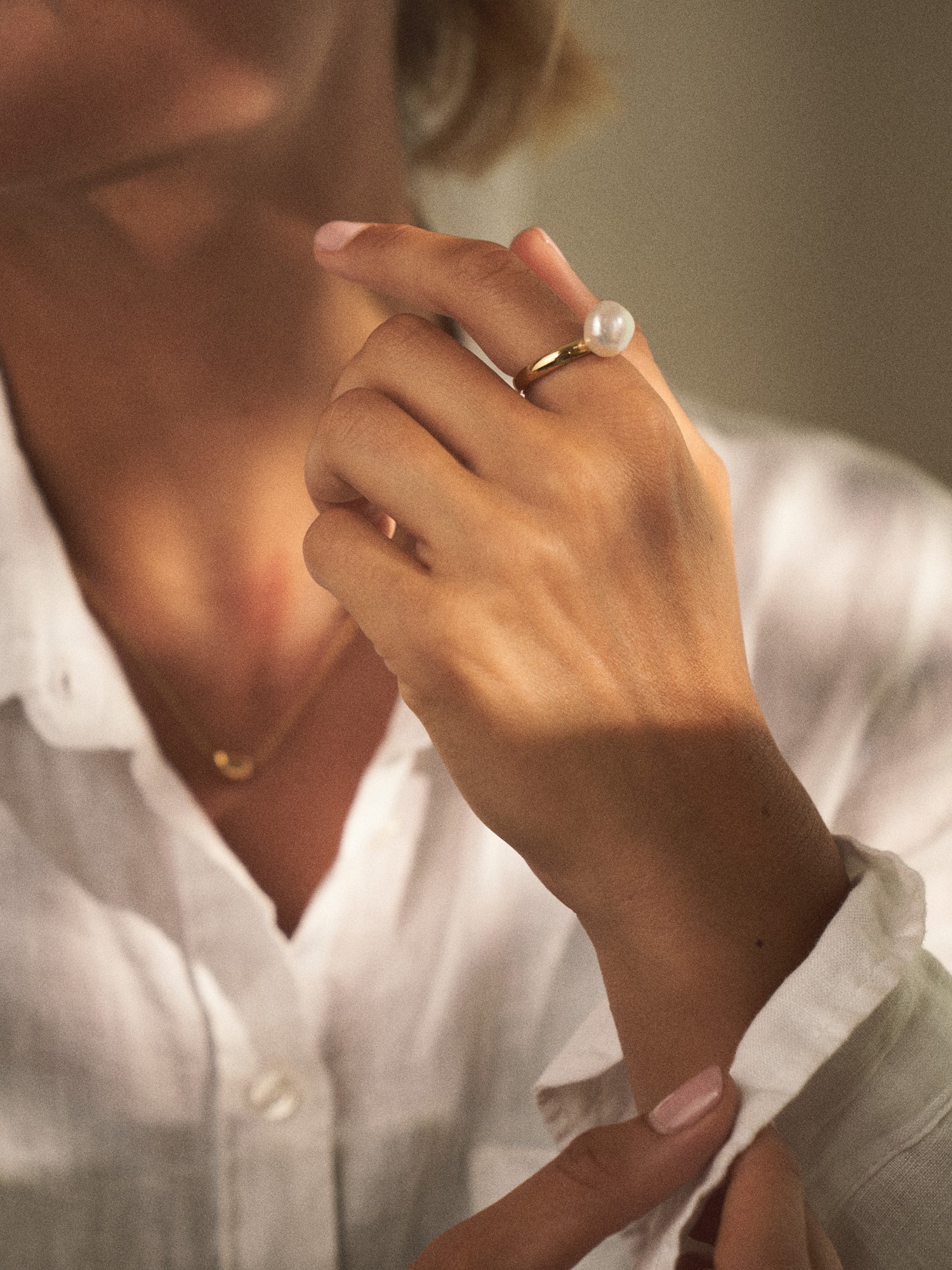 Pearl ring S 14k gold-plated stainless steel/freshwater pearl. Ø17 mm.