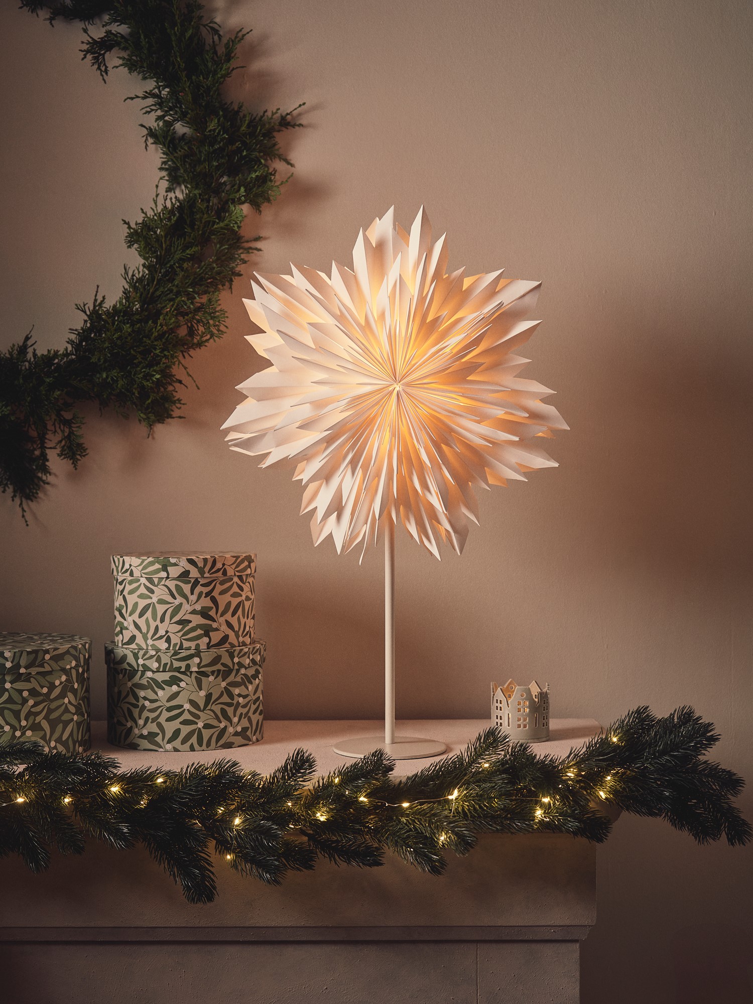 Snowflake lamp Paper/metal. Ø40 x 62 cm.