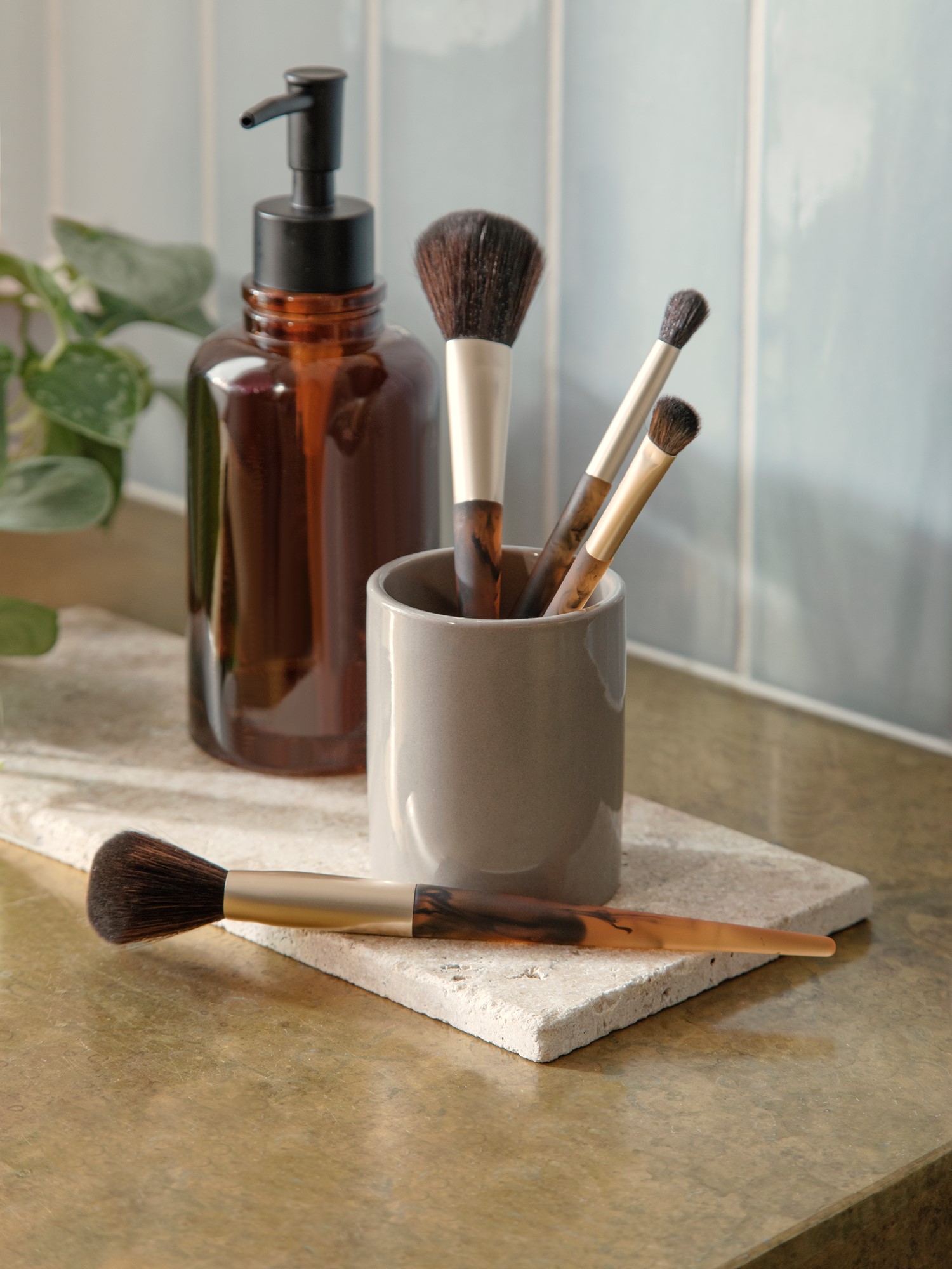 Cotton swab holder Ceramic.6.5 x 6.5 x 8.8 cm.