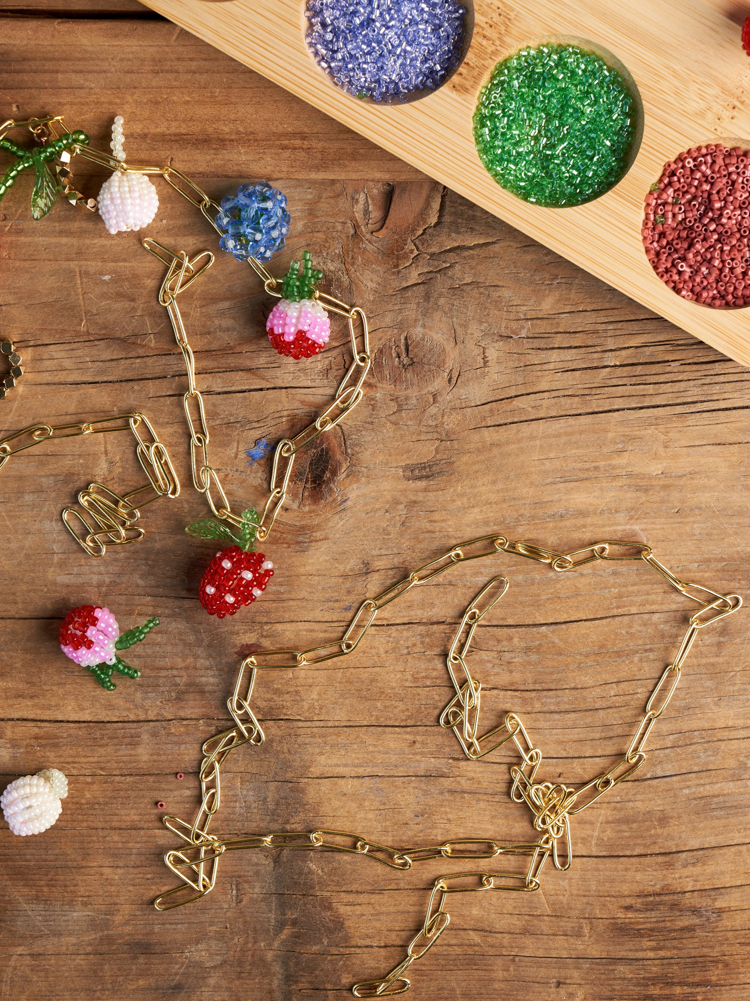 Paperclip chain Brass. 70 cm.