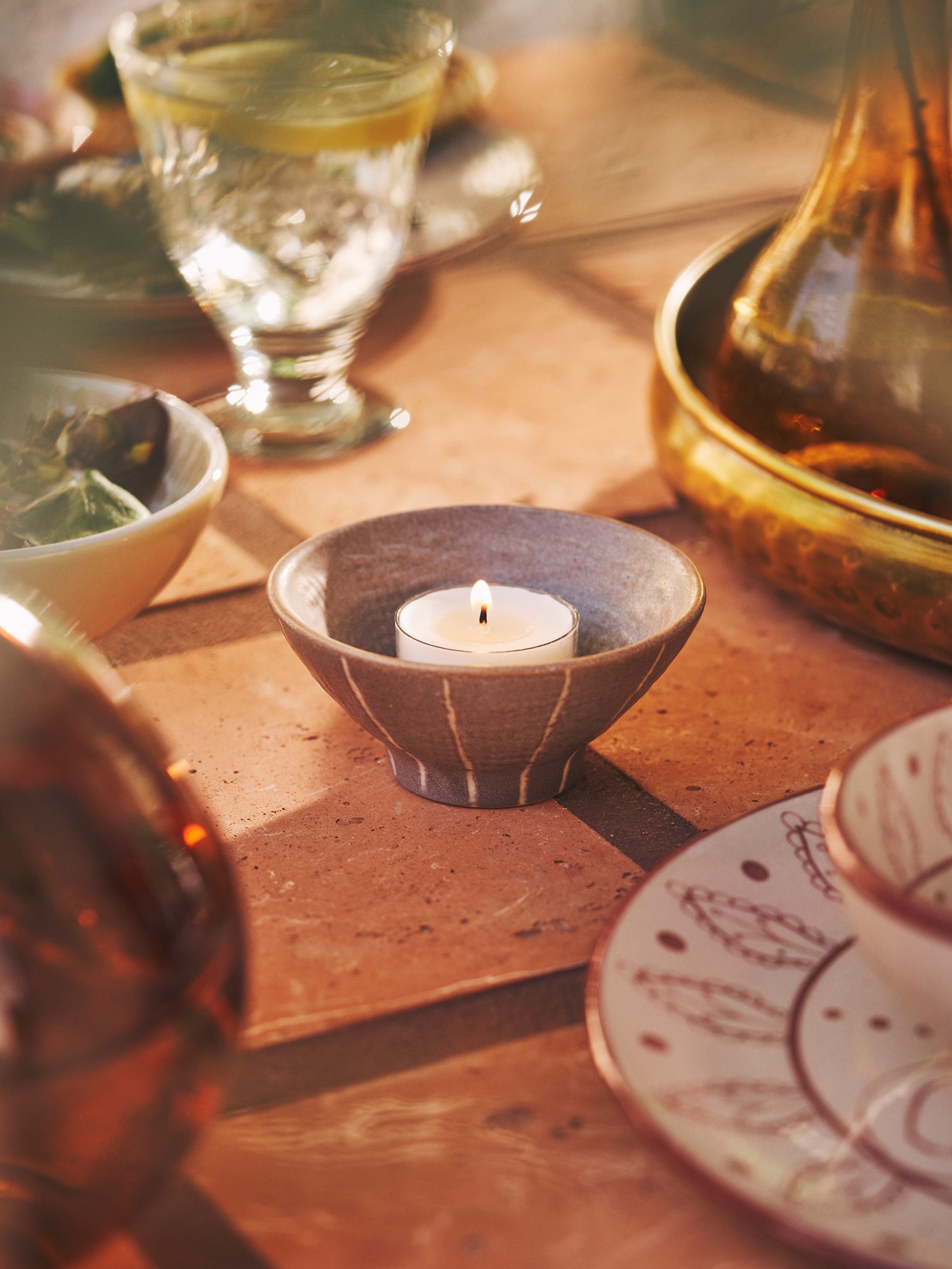 Tealight holder Stoneware. 8.5 x 4 cm.