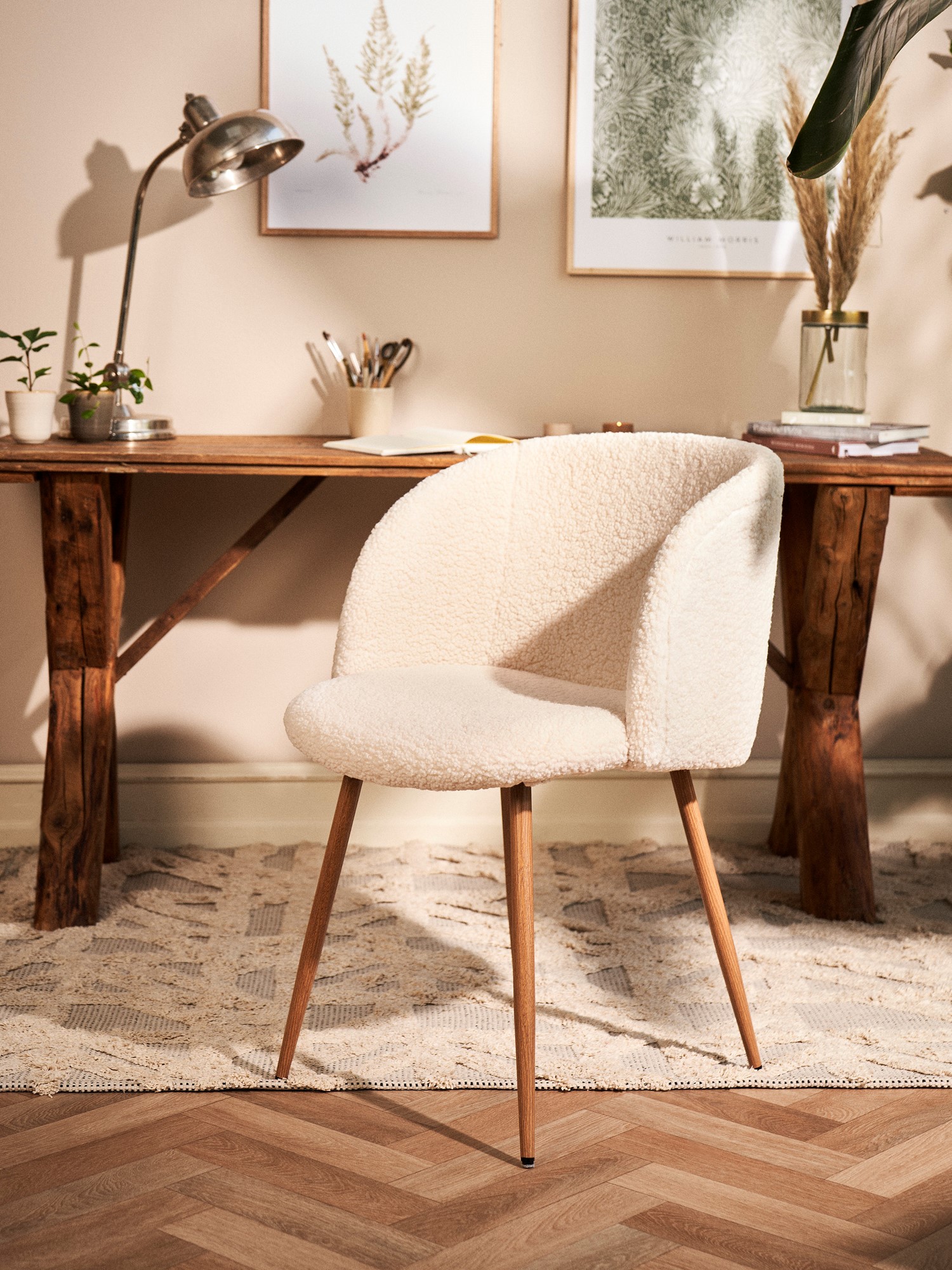 Chair with teddy fabric Polyester/polyurethane/steel. 54 x 47 x 81 cm.