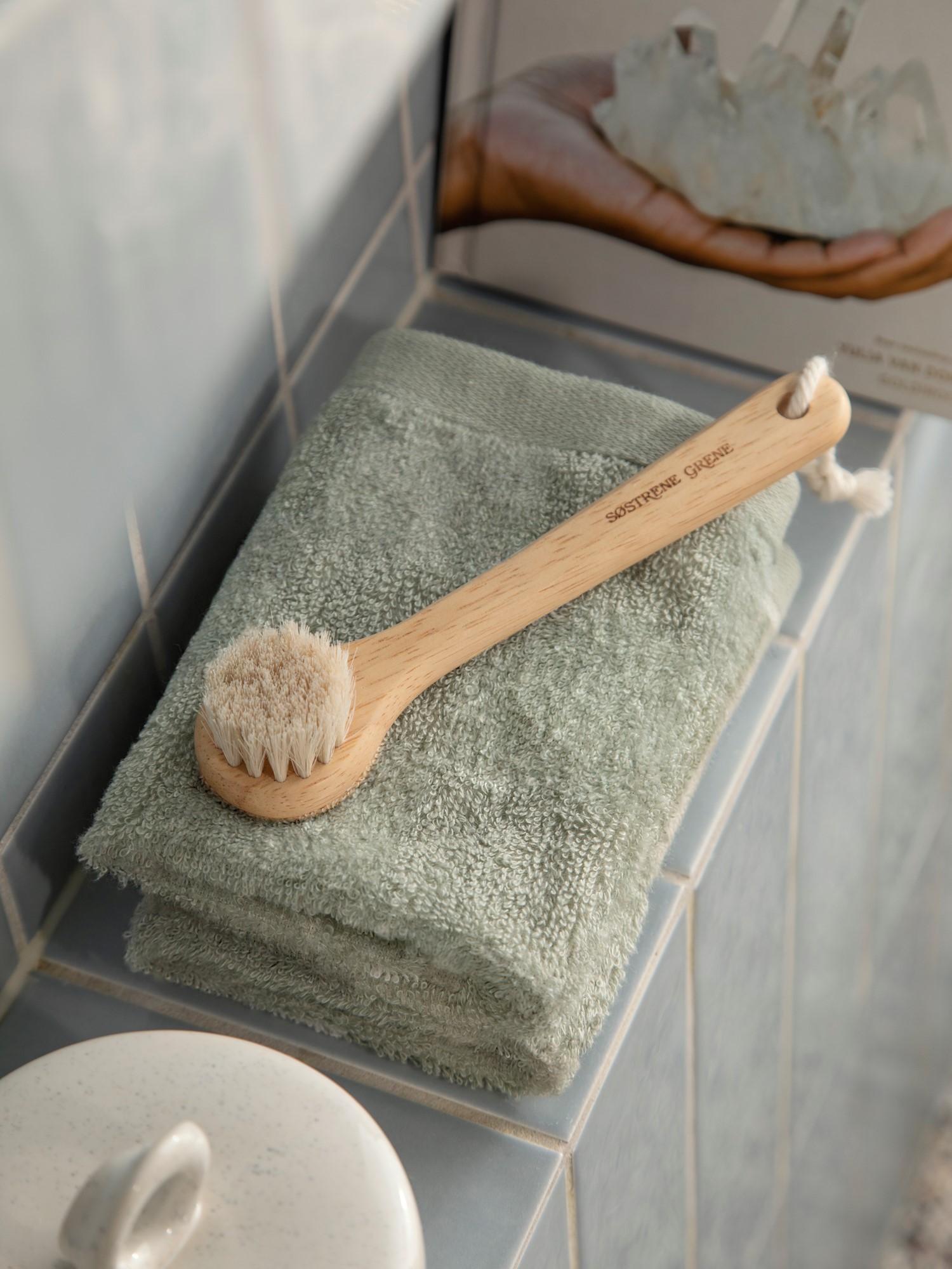 Face brush Rubber wood/horse hair. 18 x 3.9 cm.