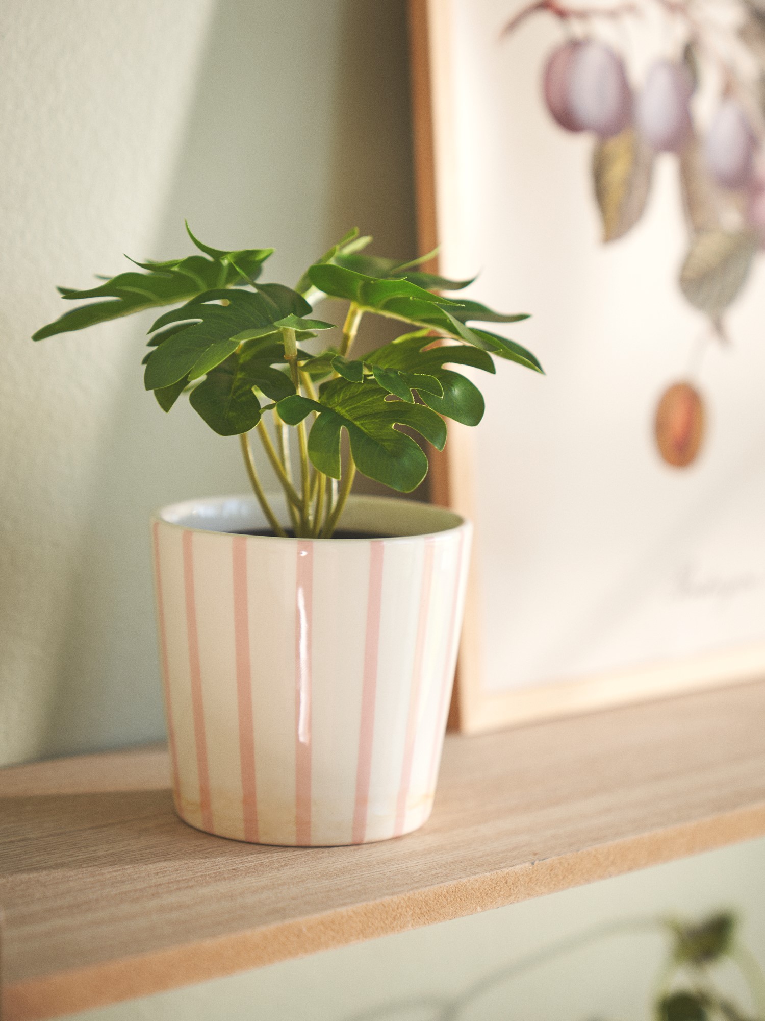 Artificial plant in pot Ø8 x 18 cm.