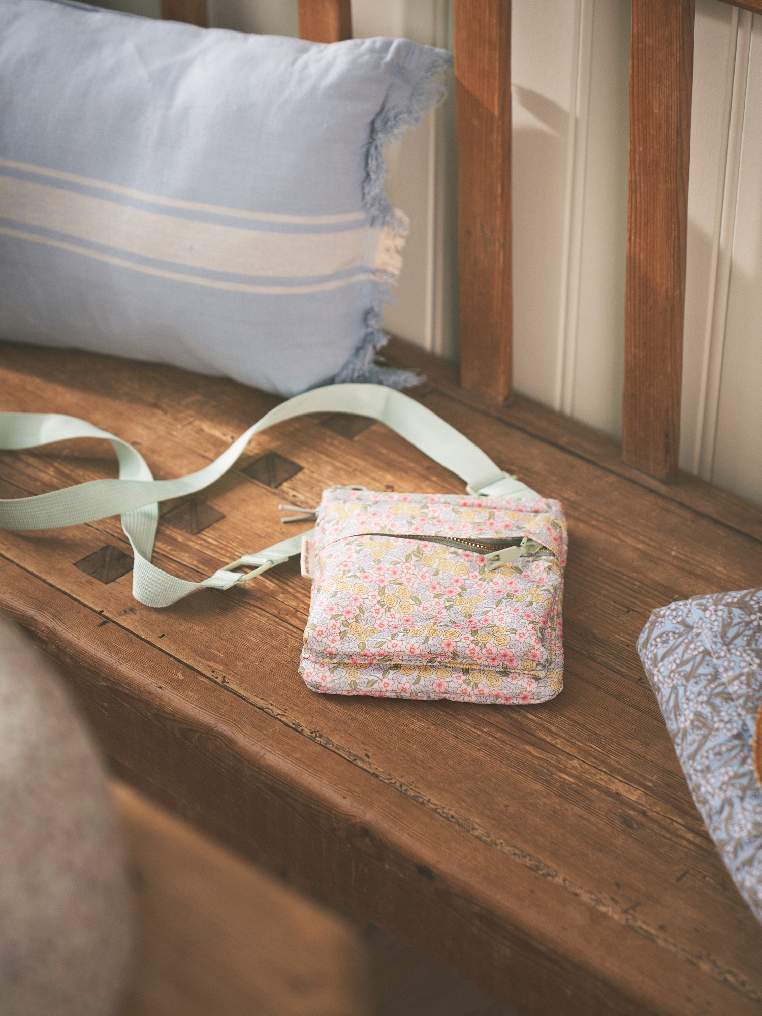 Crossbody bag 17 x 19.5 cm.