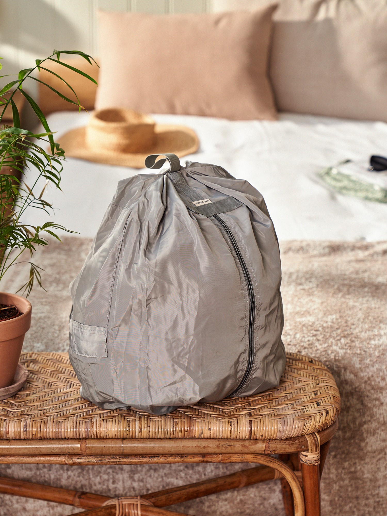 Foldable backpack Polyester. 33 x 42 x 22/15 x 10 cm.