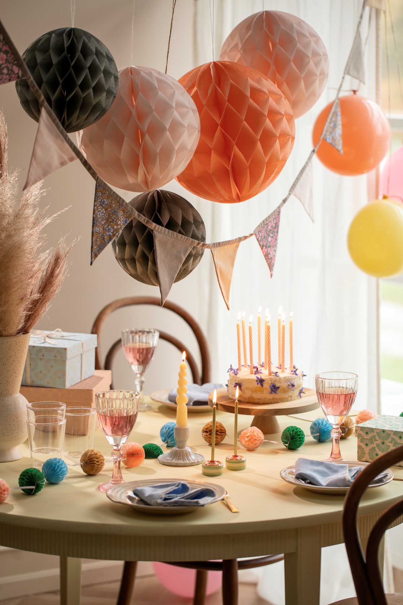 Honeycomb pompoms Paper. Ø20/25/30 cm. 3 pcs.