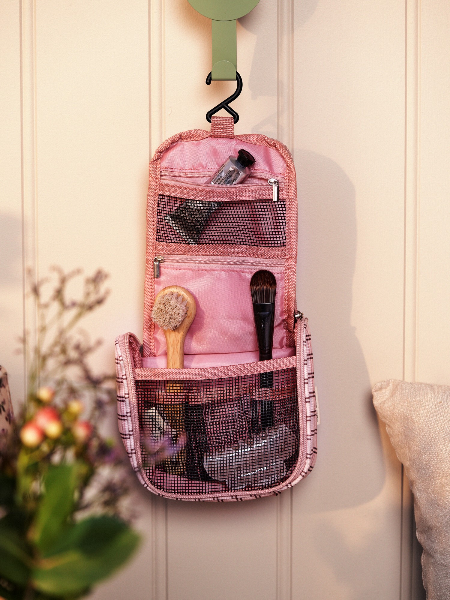 Hanging toiletry bag small Polyester/nylon. 16.5 x 7 x 16 cm.