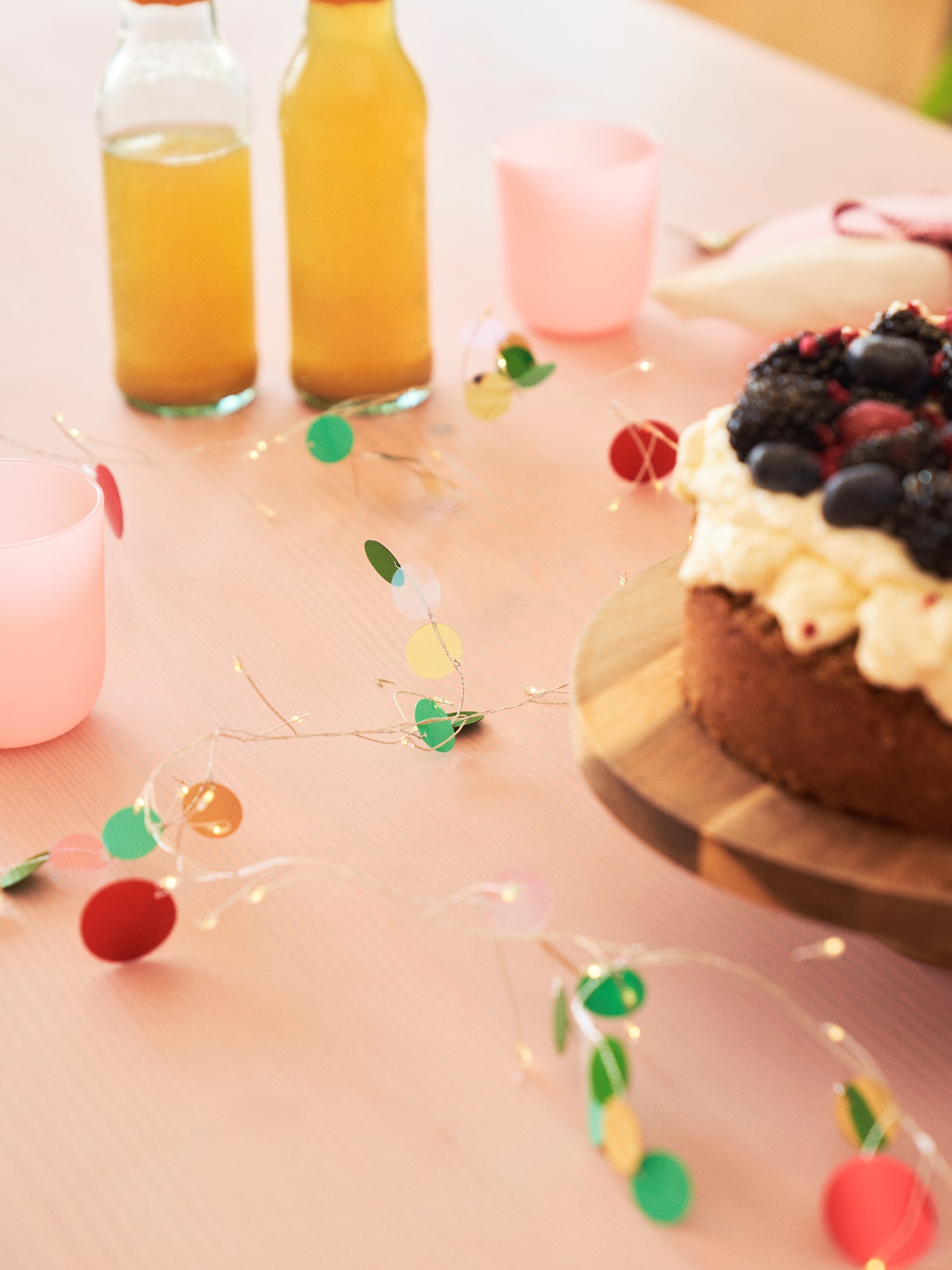 LED string light 2.5 + 0.3 m. Batteries excluded.