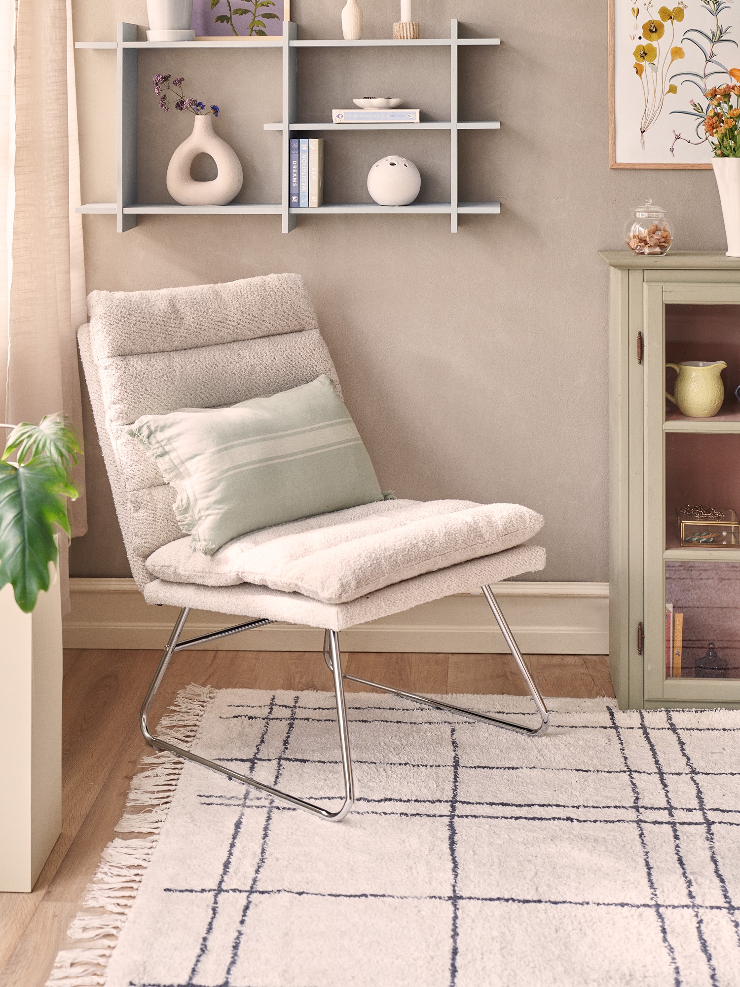 Lounge chair with bouclé fabric 55 x 61.4 x 53.9 cm.