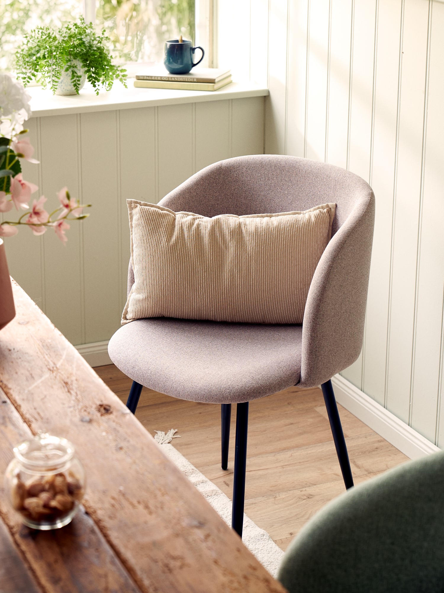 Chair 50 x 42.5 x 81 cm.