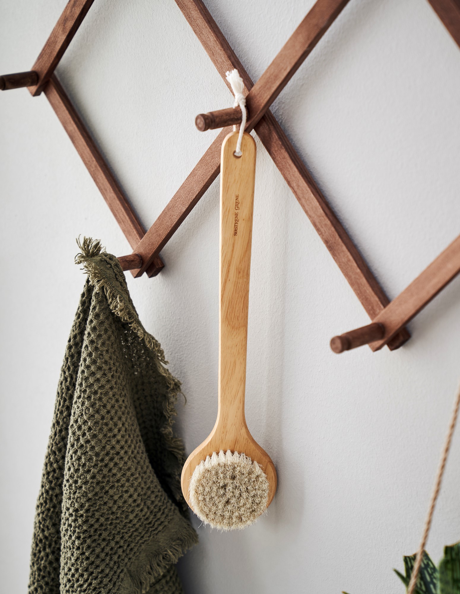 Face brush Rubber wood/horse hair. 18 x 3.9 cm.