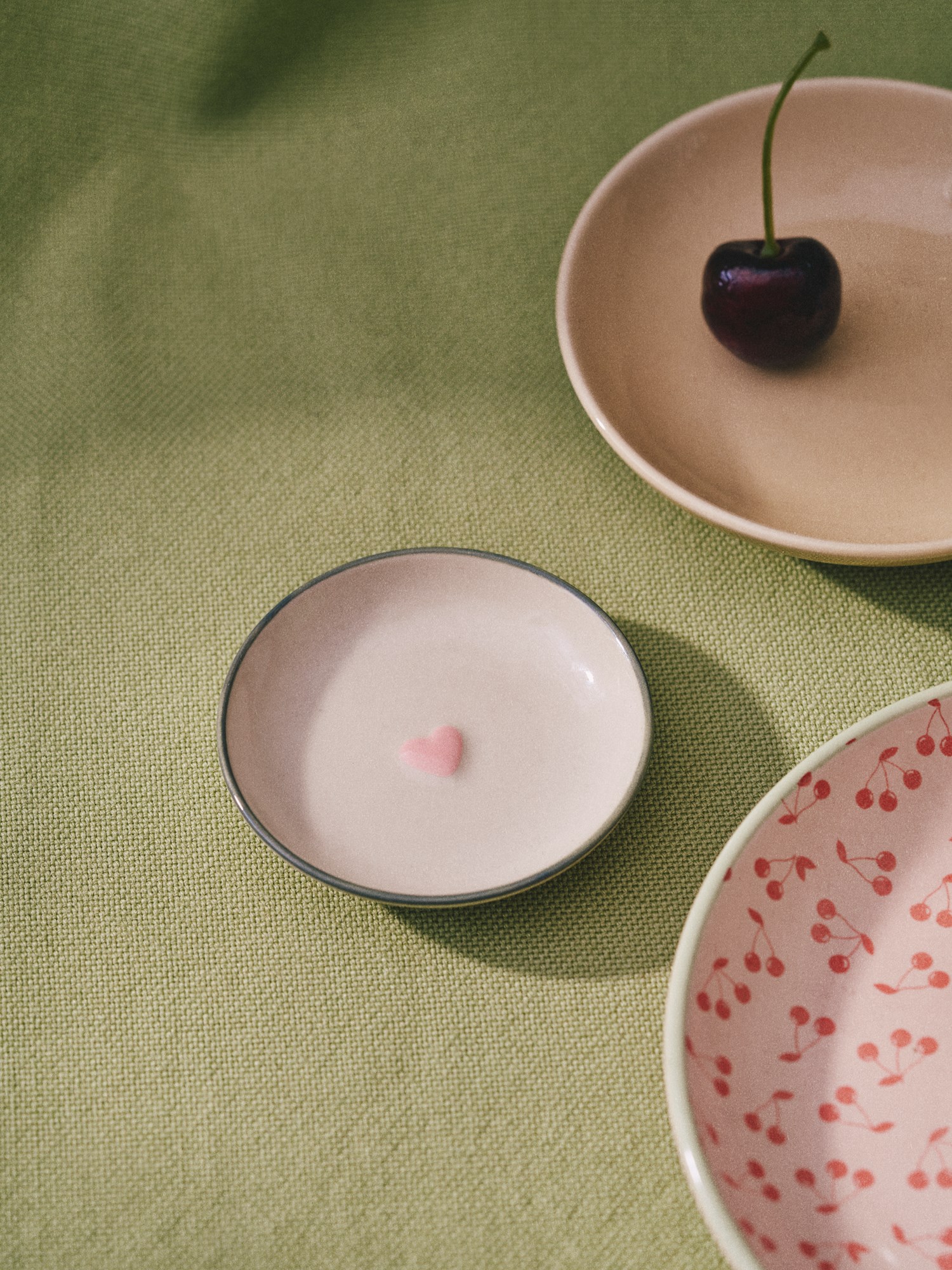 Bowl with heart detail Stoneware. Ø7.4 cm.