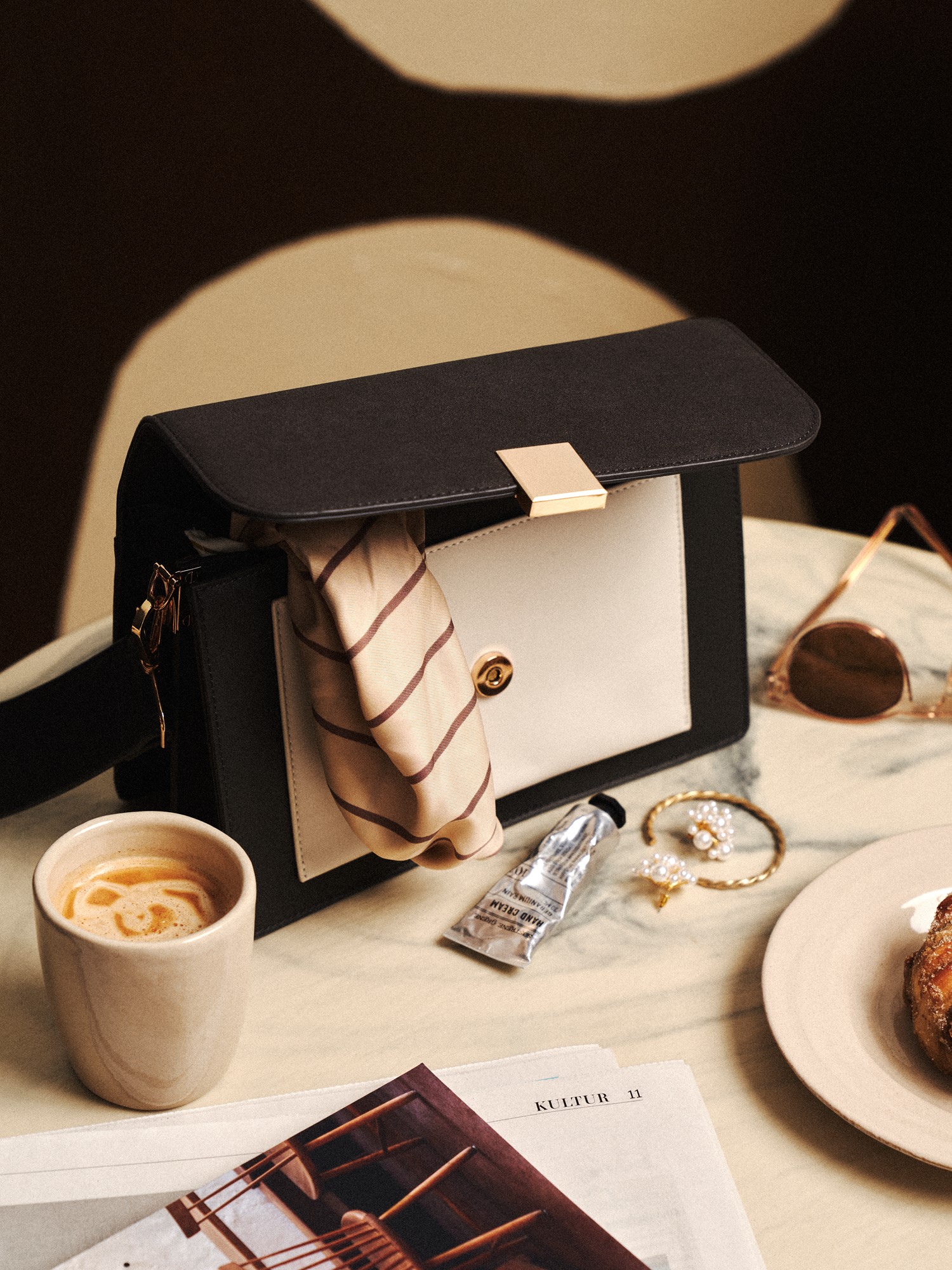 Nena handbag Polyurethane. 26 x 11.5 x 18 cm.