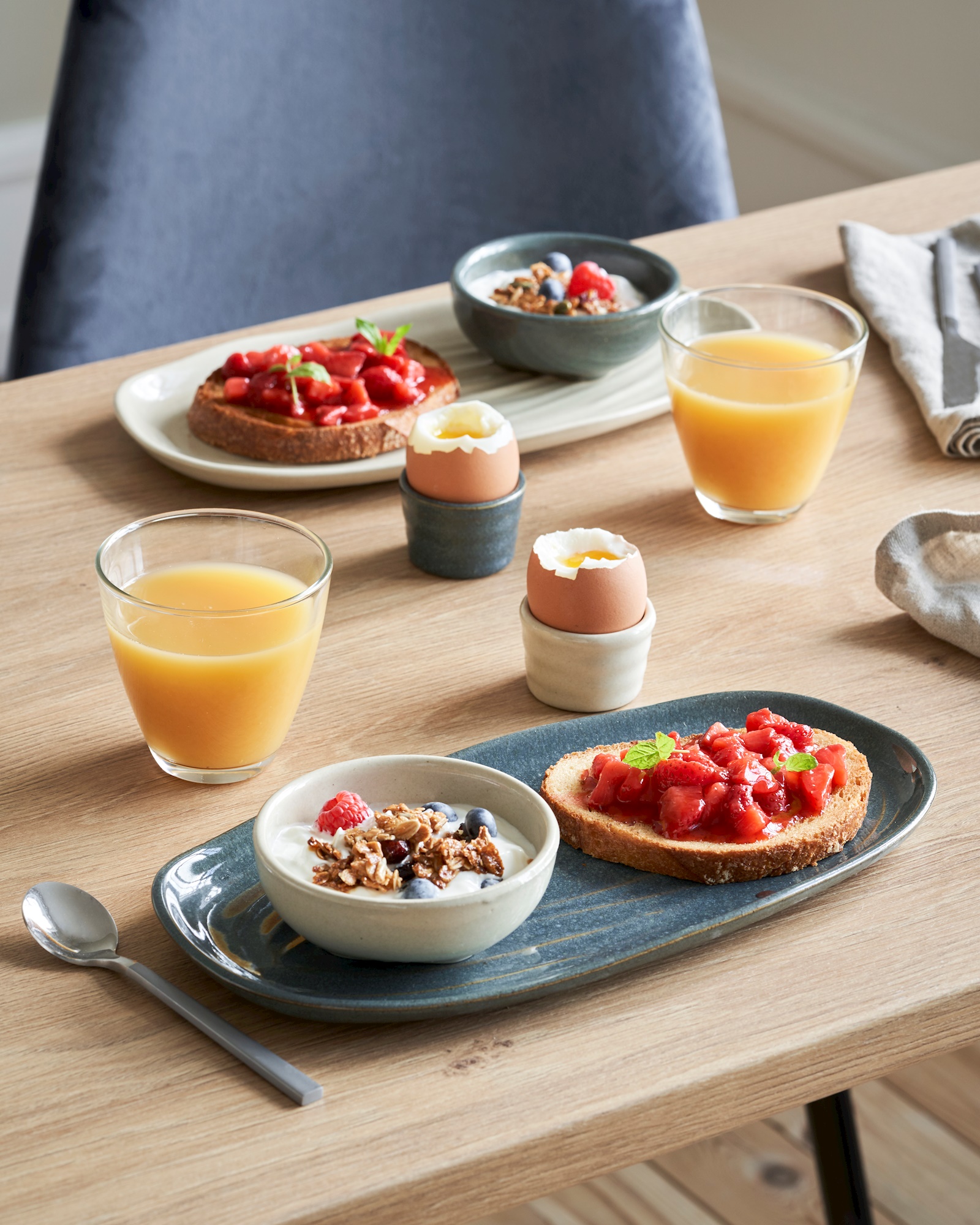 Egg cup Stoneware. 5 x 3.5 cm.