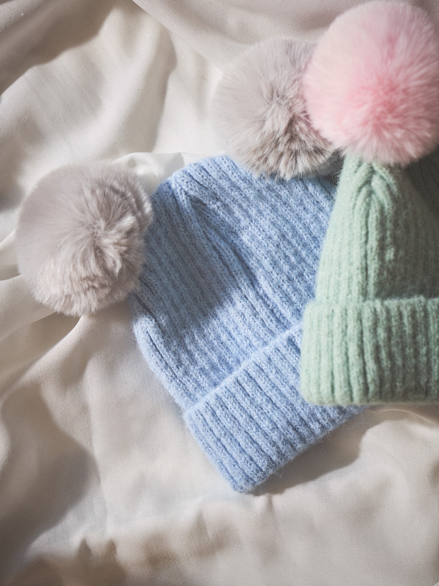 Children's beanie Acrylic yarn.