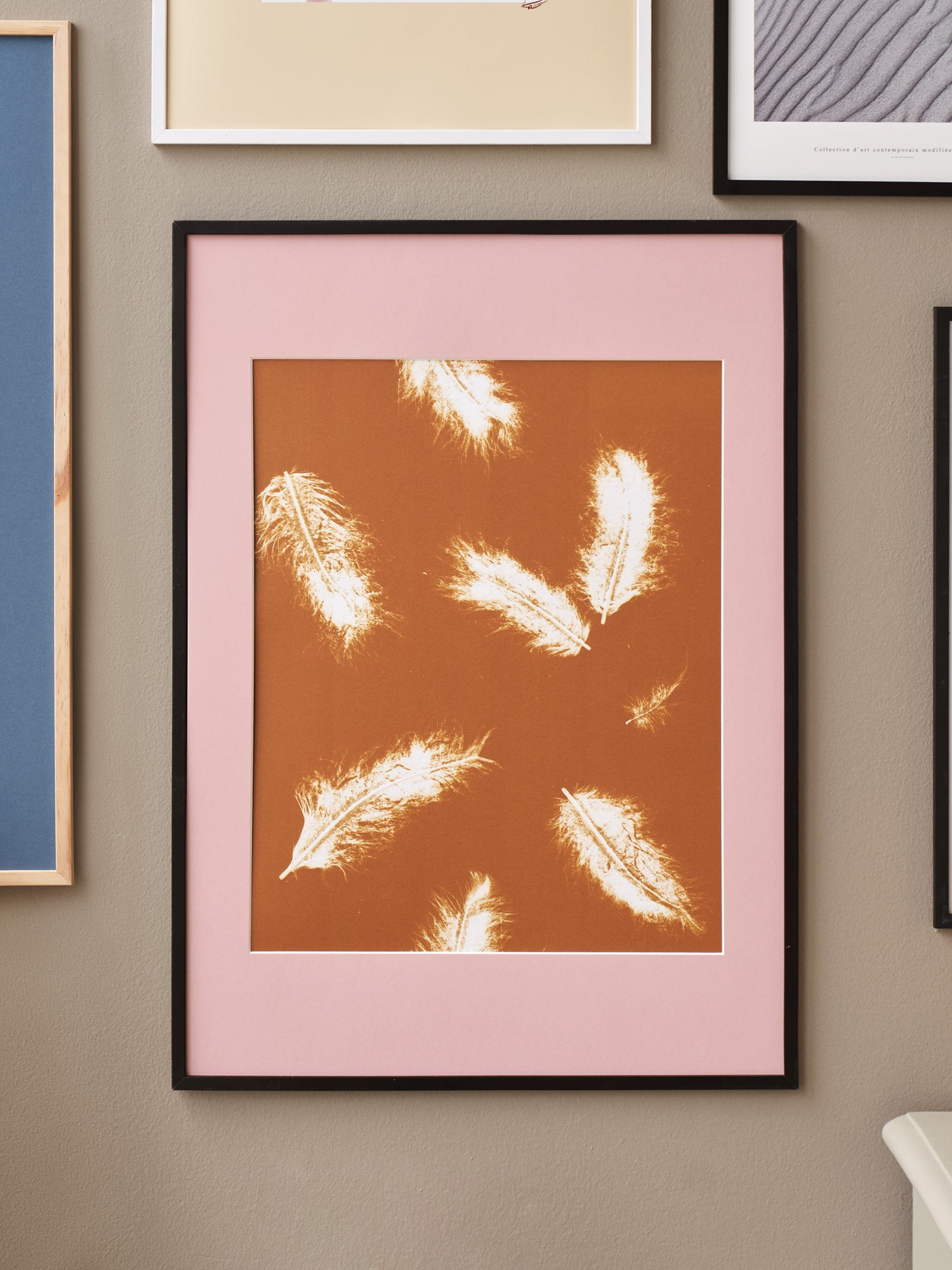 Poster Feather Dark Mustard 40 x 50 Pernille Folcarelli.